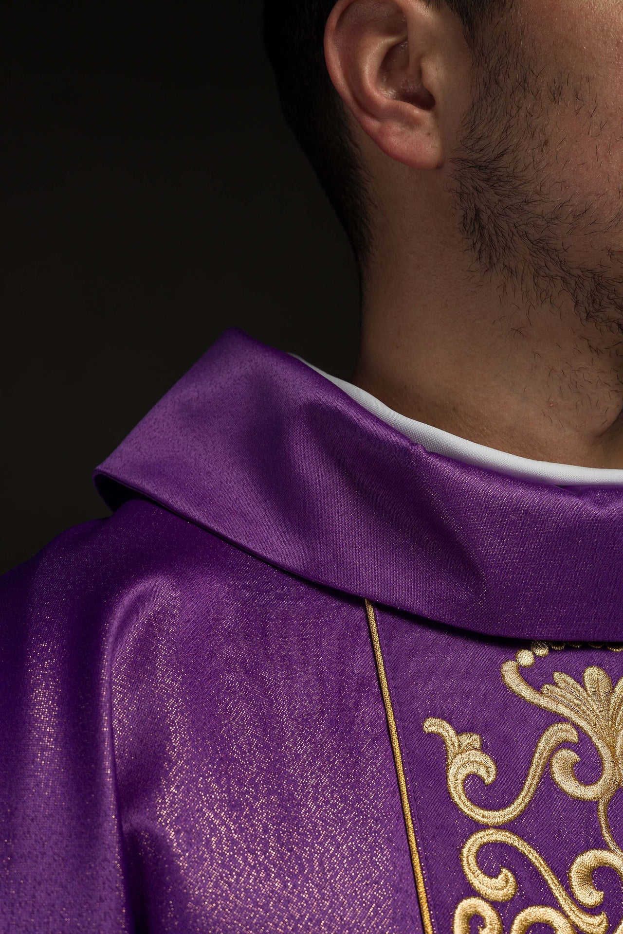 Fioletowy ornat bogato haftowany połyskujący - ORNATY.PL