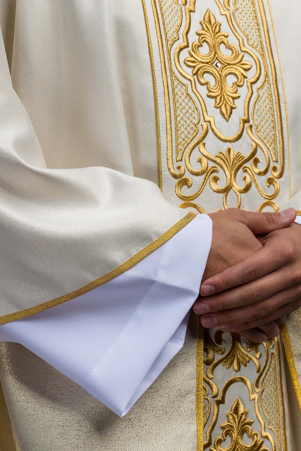 Casulla de tela brillante con rico bordado dorado en el cinturón