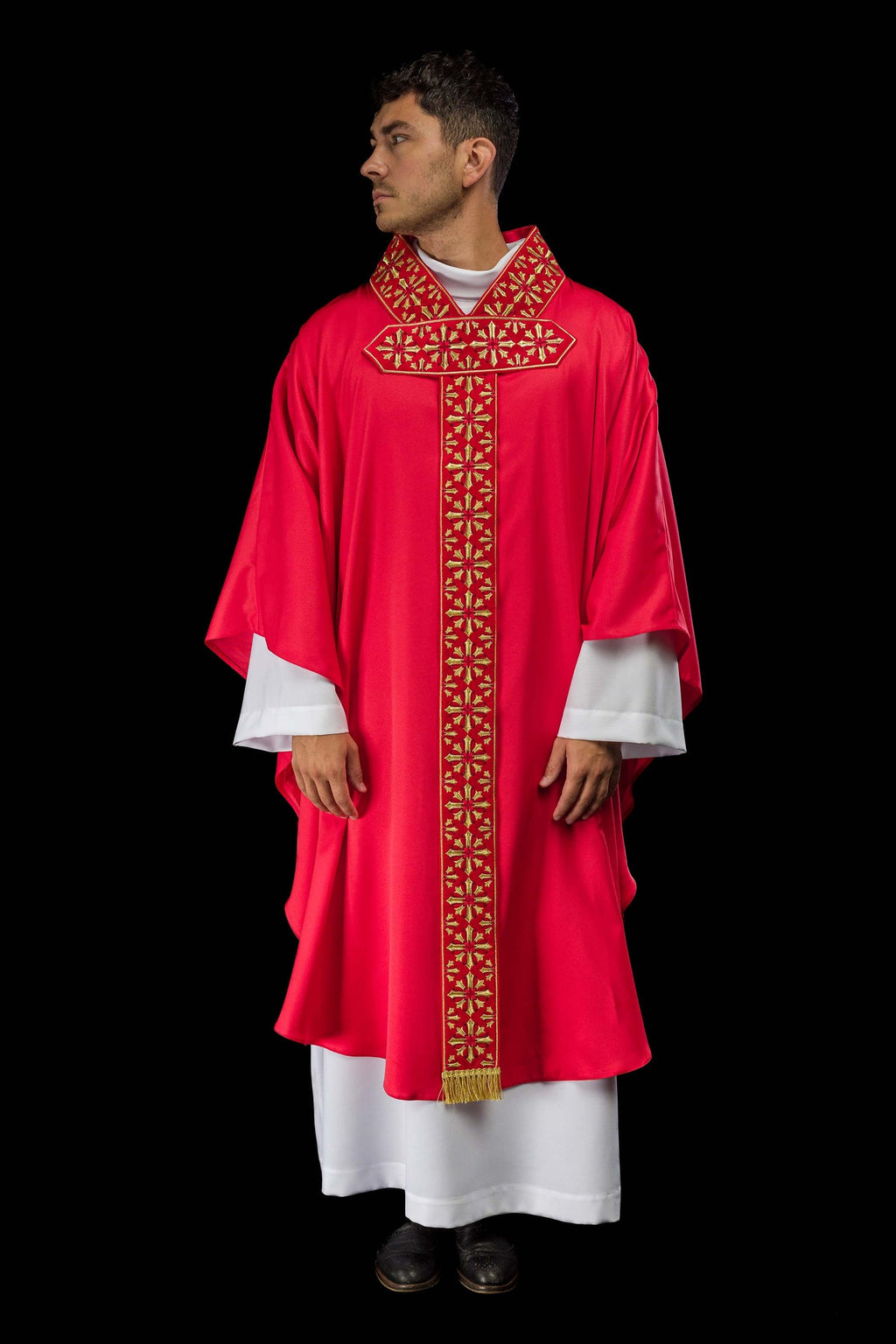 Ornat z błyszczącym haftem w kolorze czerwonym - ORNATY.PL