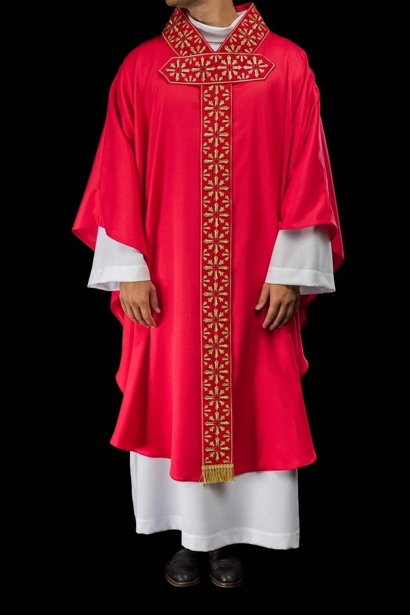 Casulla con bordado rojo brillante