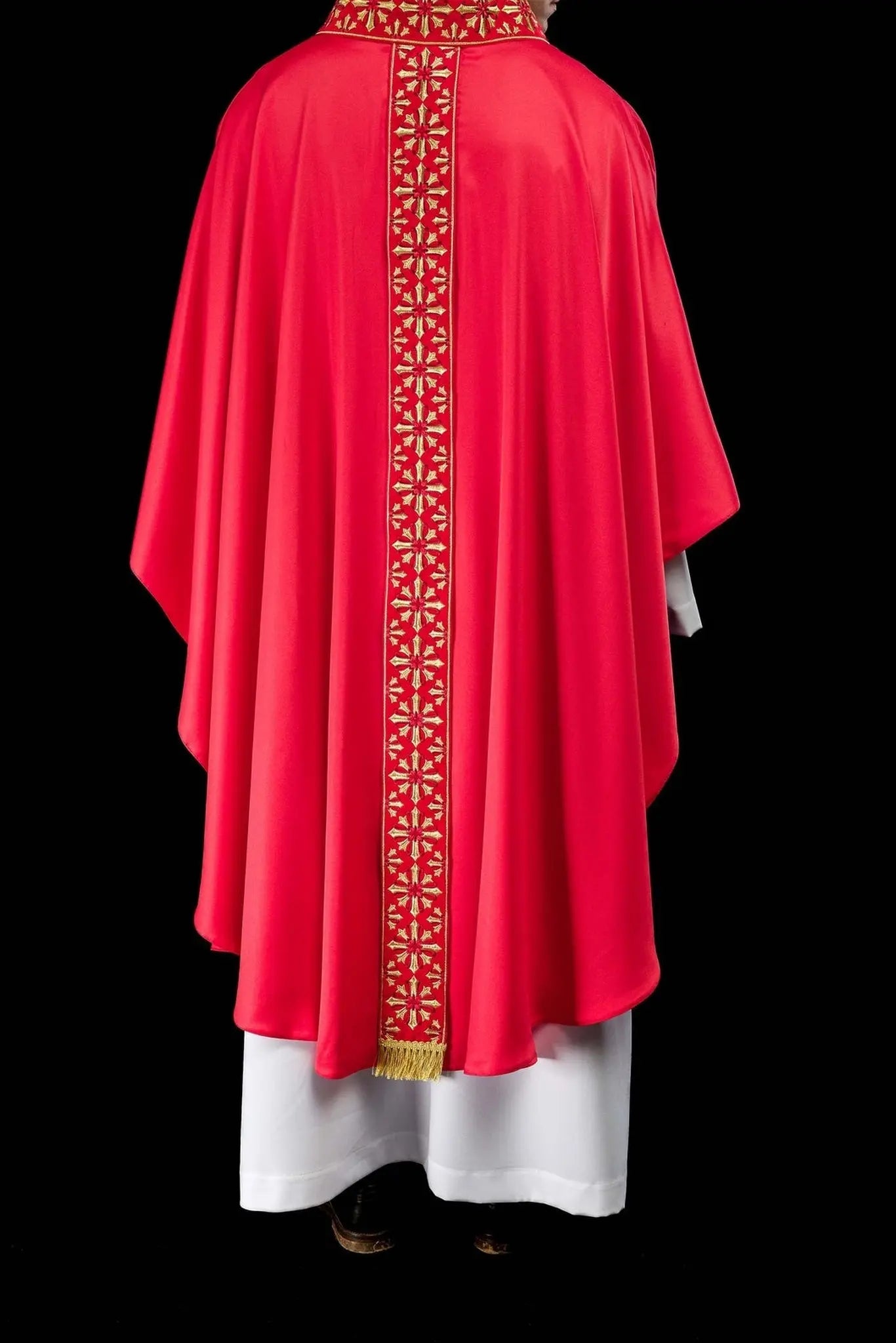 Casulla con bordado rojo brillante
