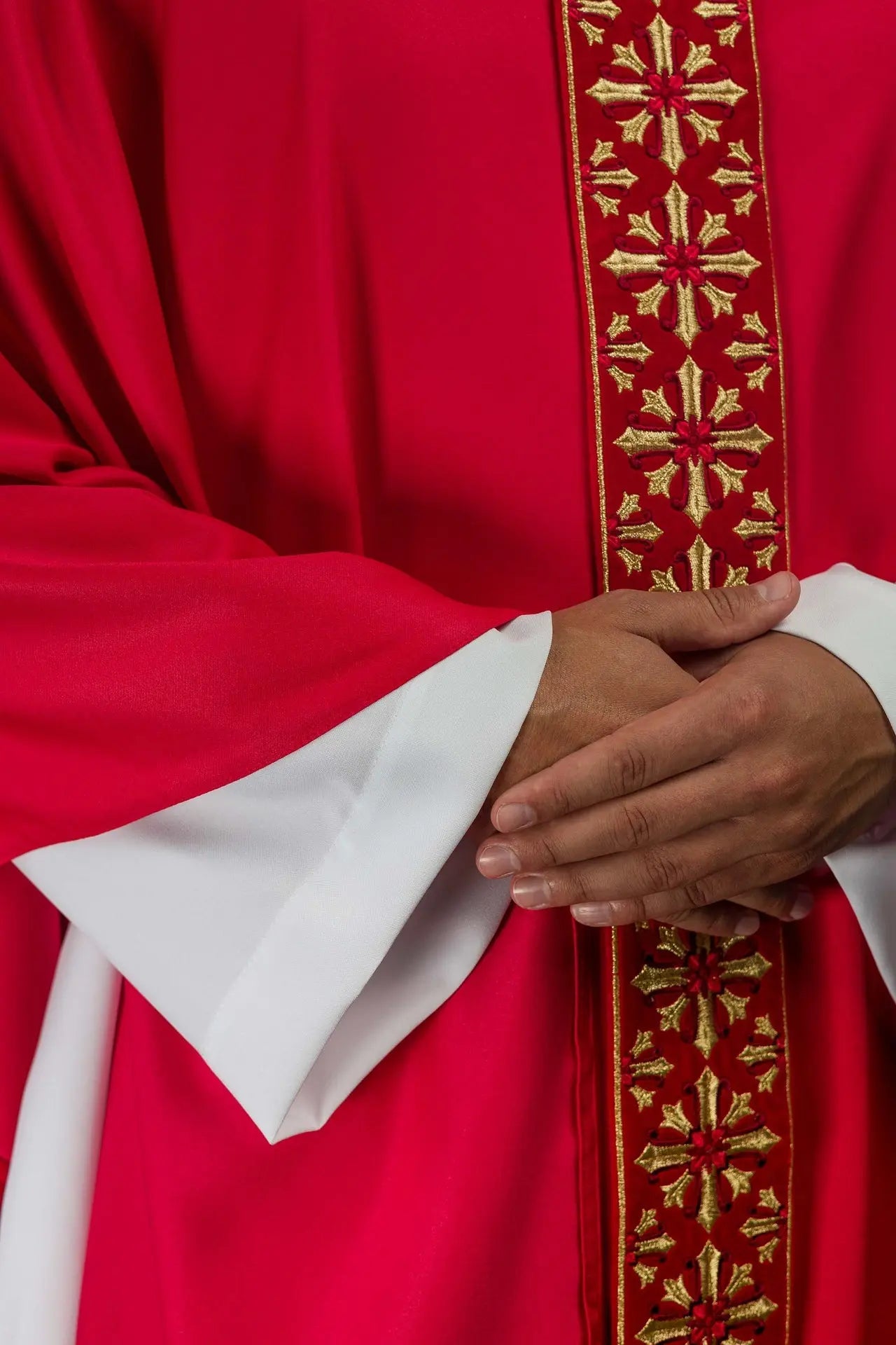 Casulla con bordado rojo brillante