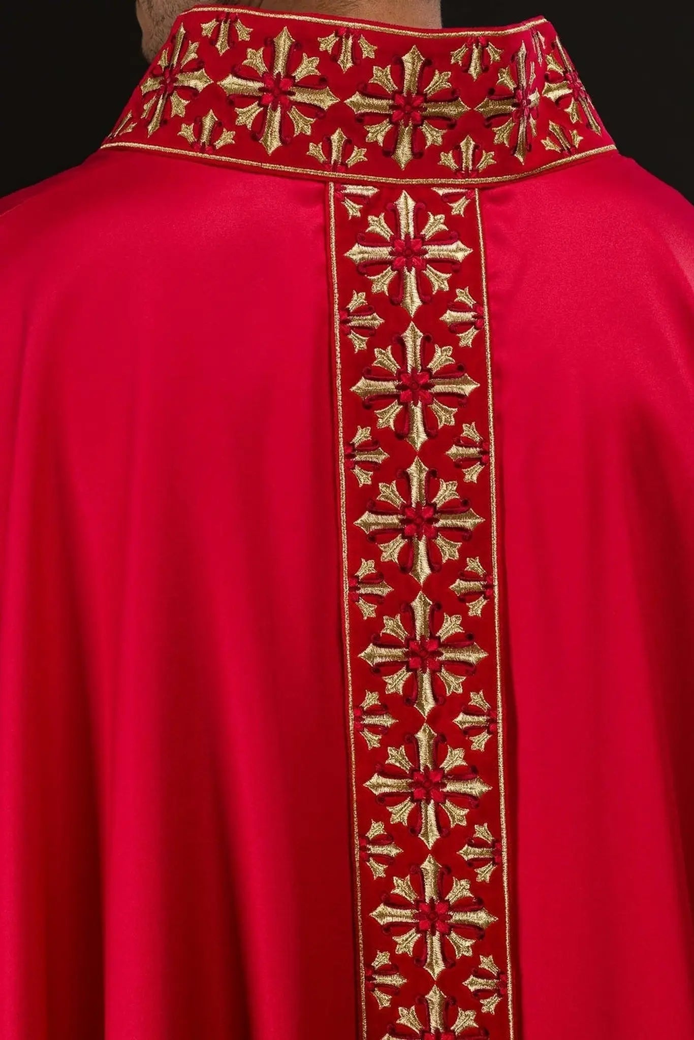Casulla con bordado rojo brillante