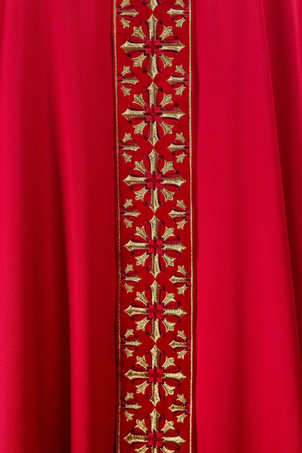 Casulla con bordado rojo brillante