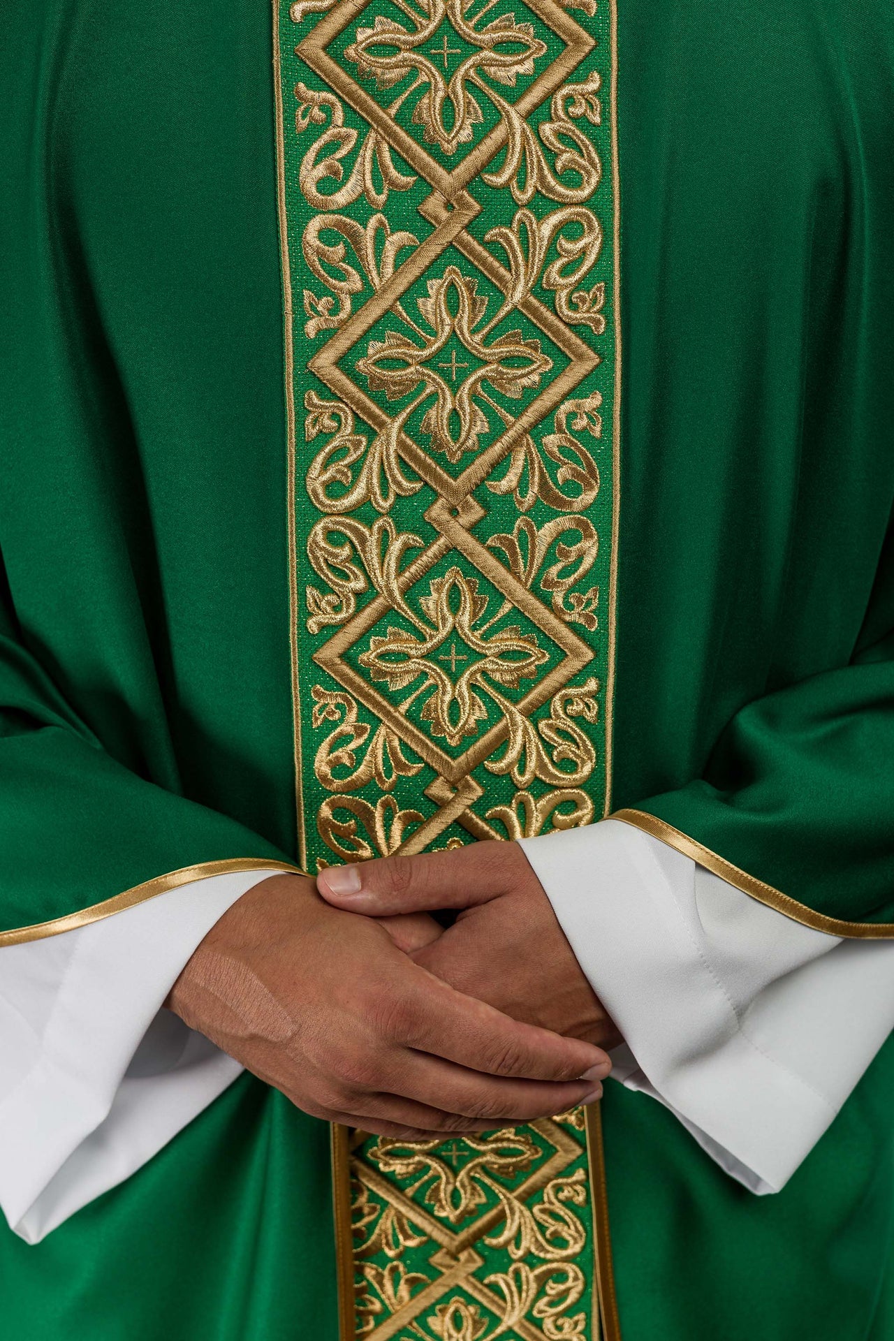 Ornat bogato haftowany motyw florystyczny z krzyżami Zielony - ORNATY.PL