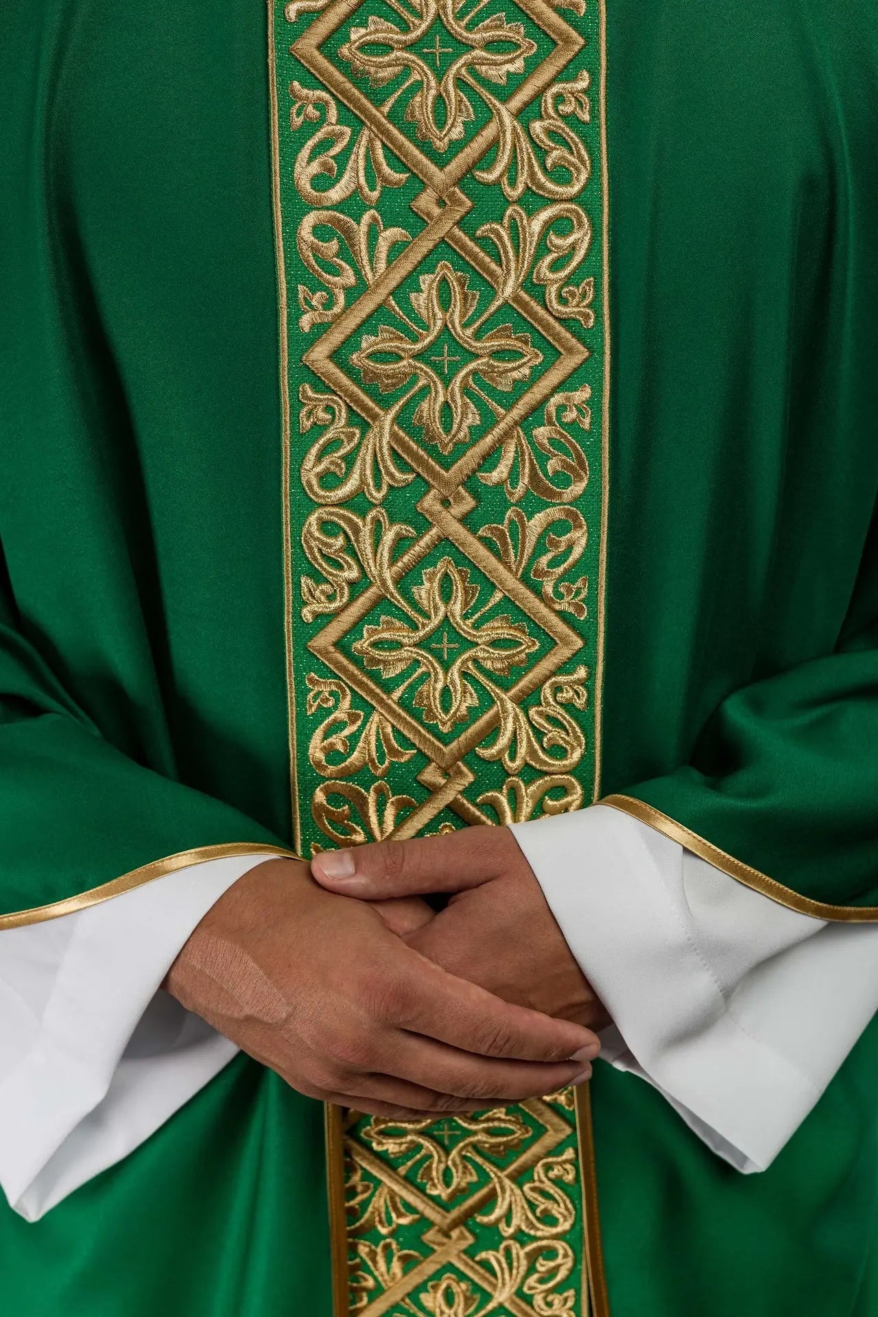 Casulla ricamente bordada con motivo floral y cruces Verde