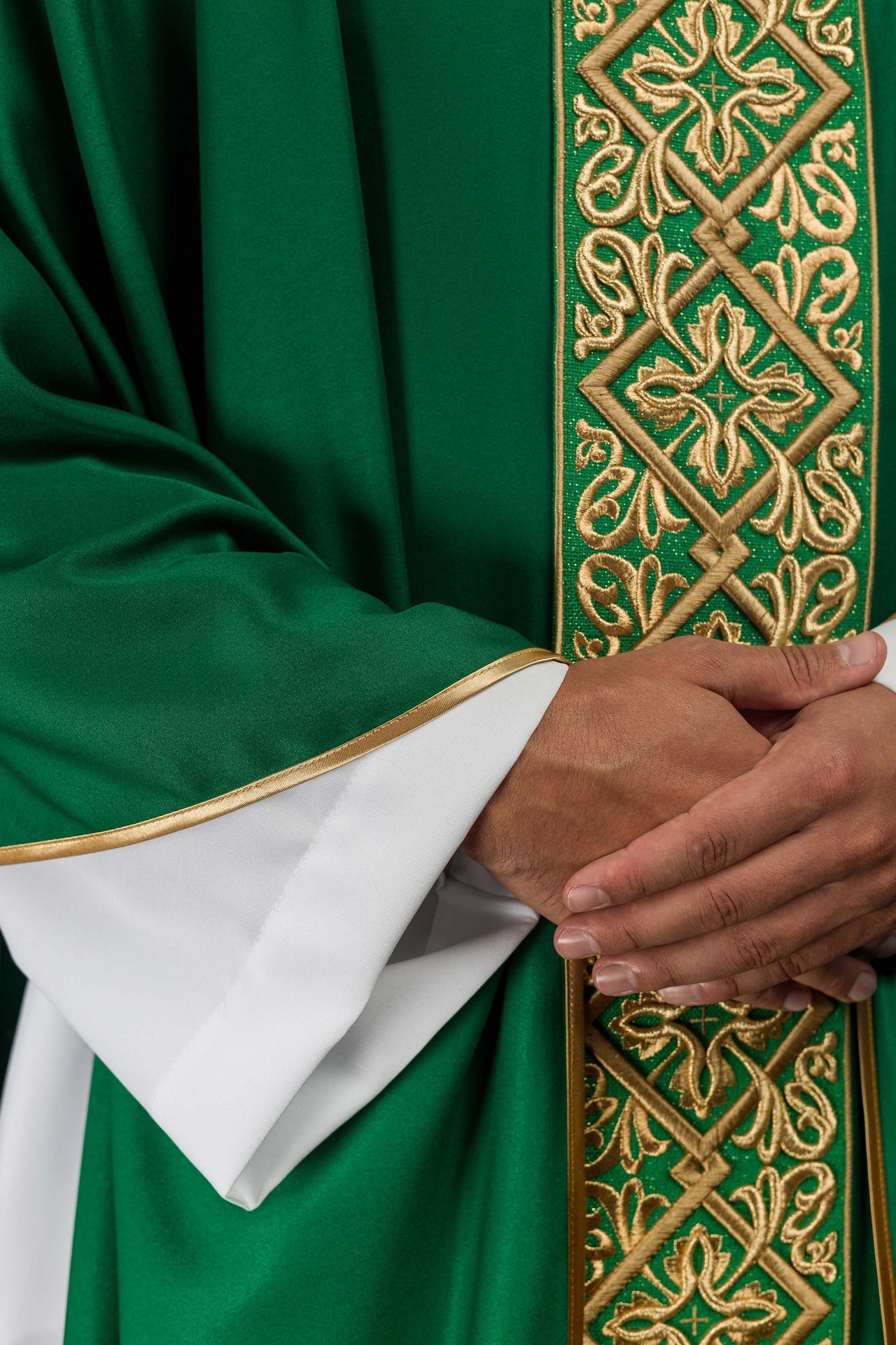 Ornat bogato haftowany motyw florystyczny z krzyżami Zielony - ORNATY.PL