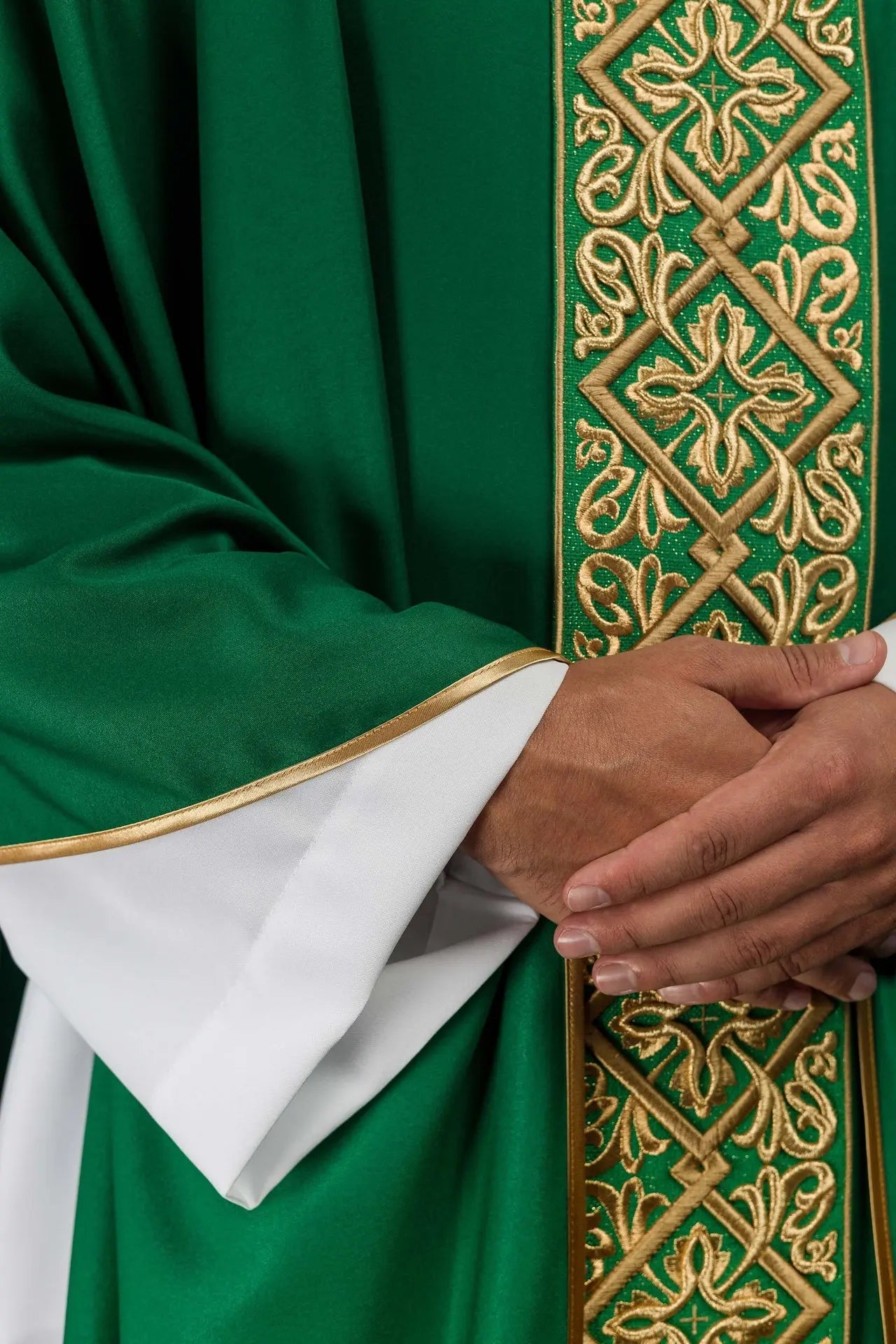 Casulla ricamente bordada con motivo floral y cruces Verde