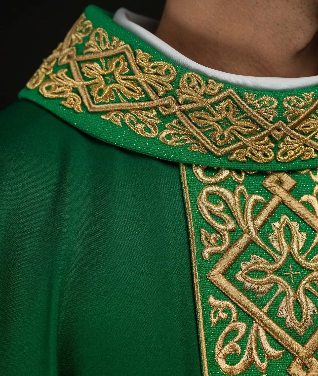 Casulla ricamente bordada con motivo floral y cruces Verde