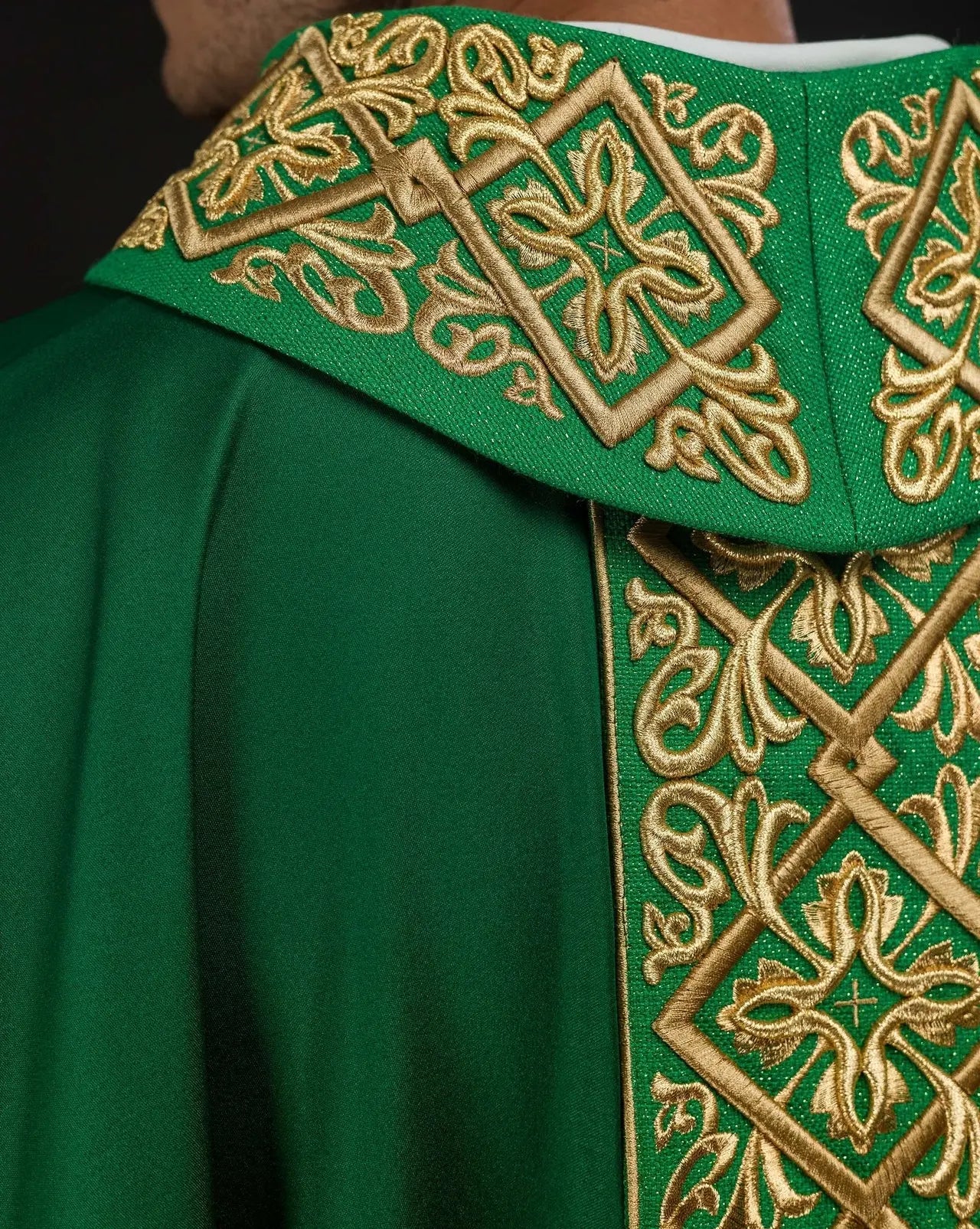 Casulla ricamente bordada con motivo floral y cruces Verde