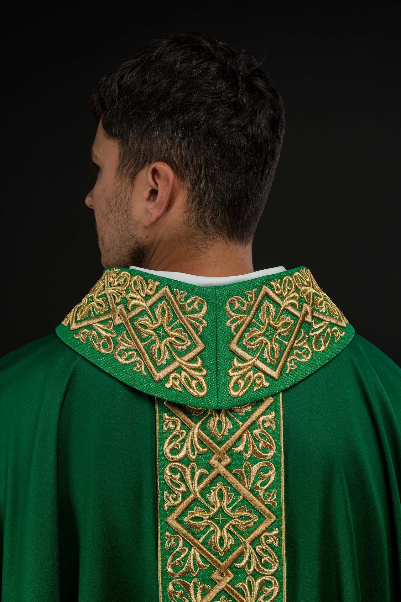 Ornat bogato haftowany motyw florystyczny z krzyżami Zielony - ORNATY.PL