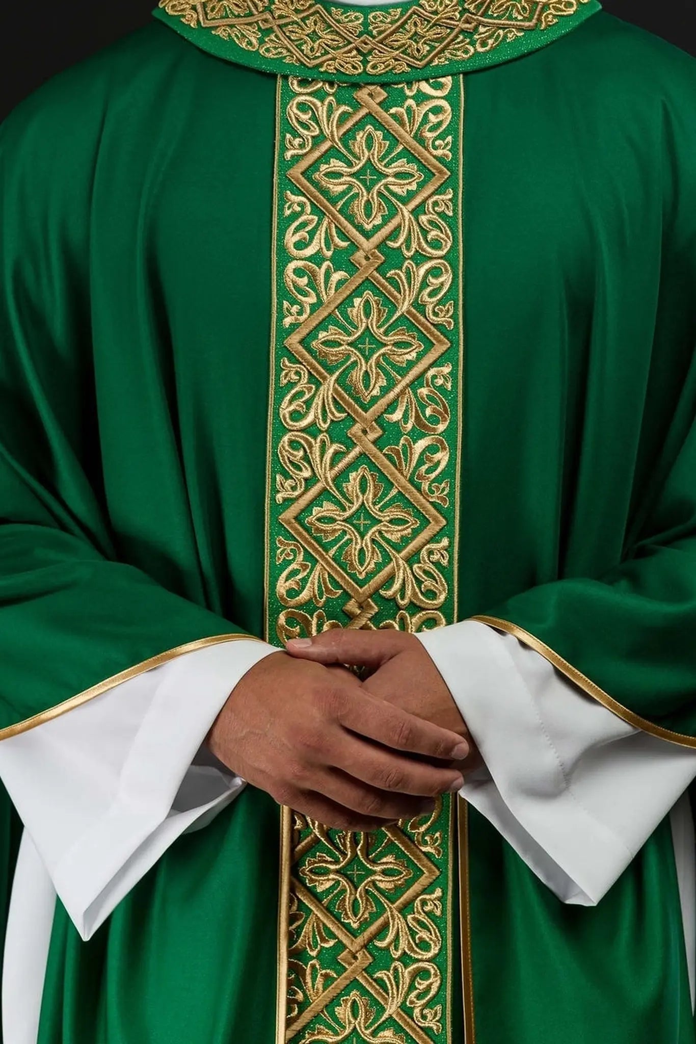 Casulla ricamente bordada con motivo floral y cruces Verde