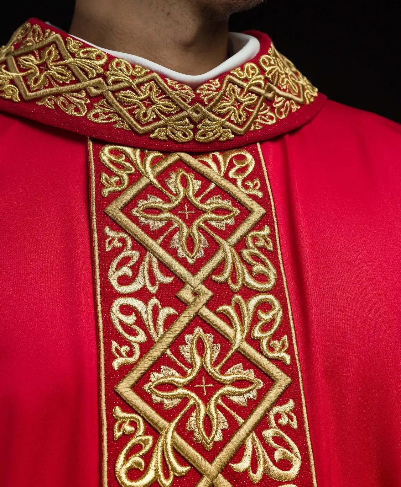 Casulla ricamente bordada con motivo floral y cruces Roja