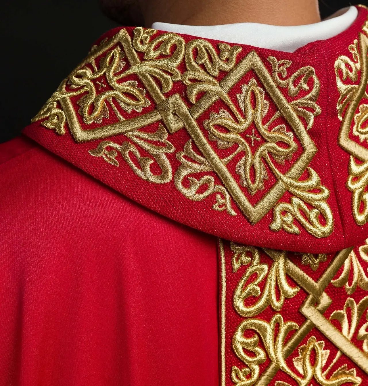 Casulla ricamente bordada con motivo floral y cruces Roja