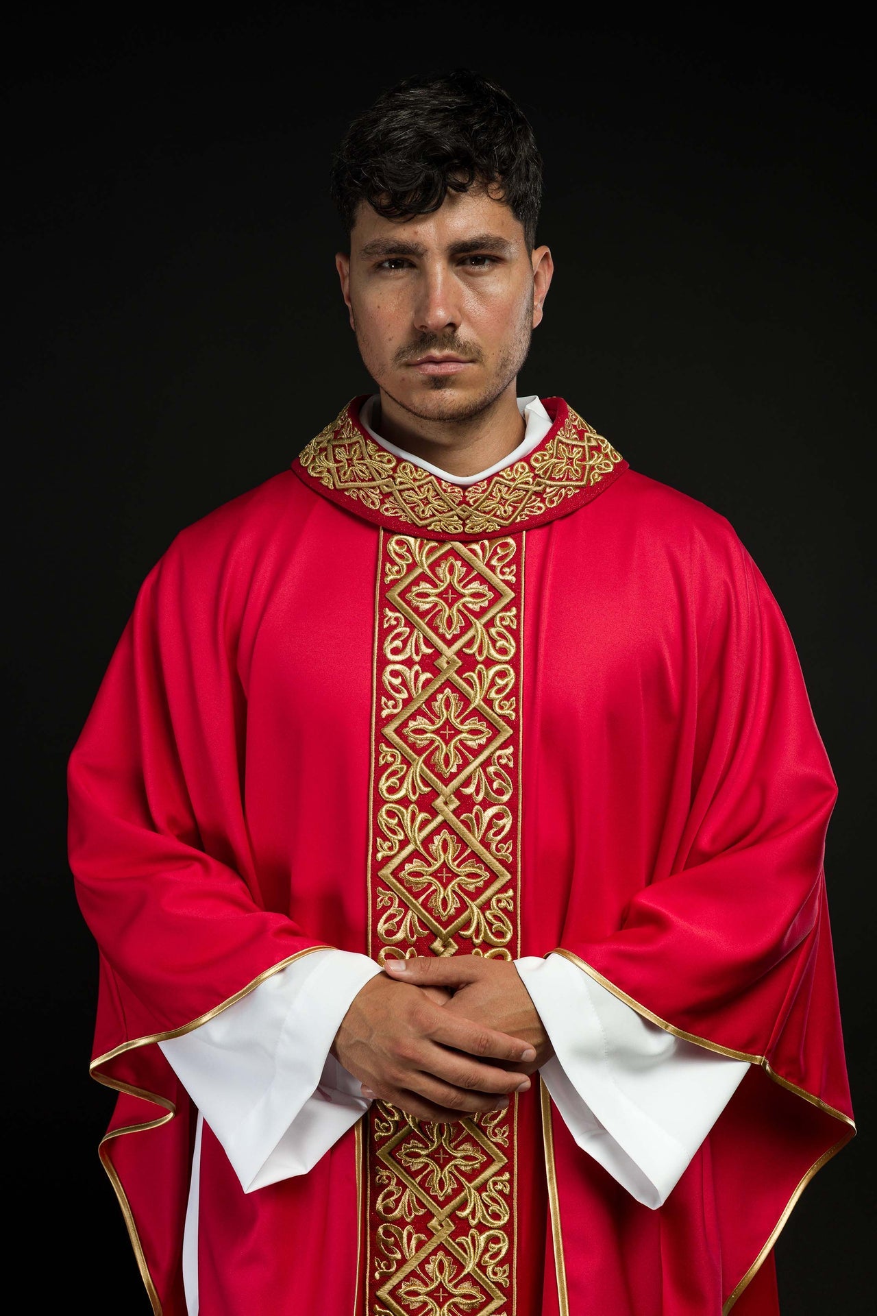 Ornat bogato haftowany motyw florystyczny z krzyżami Czerwony - ORNATY.PL