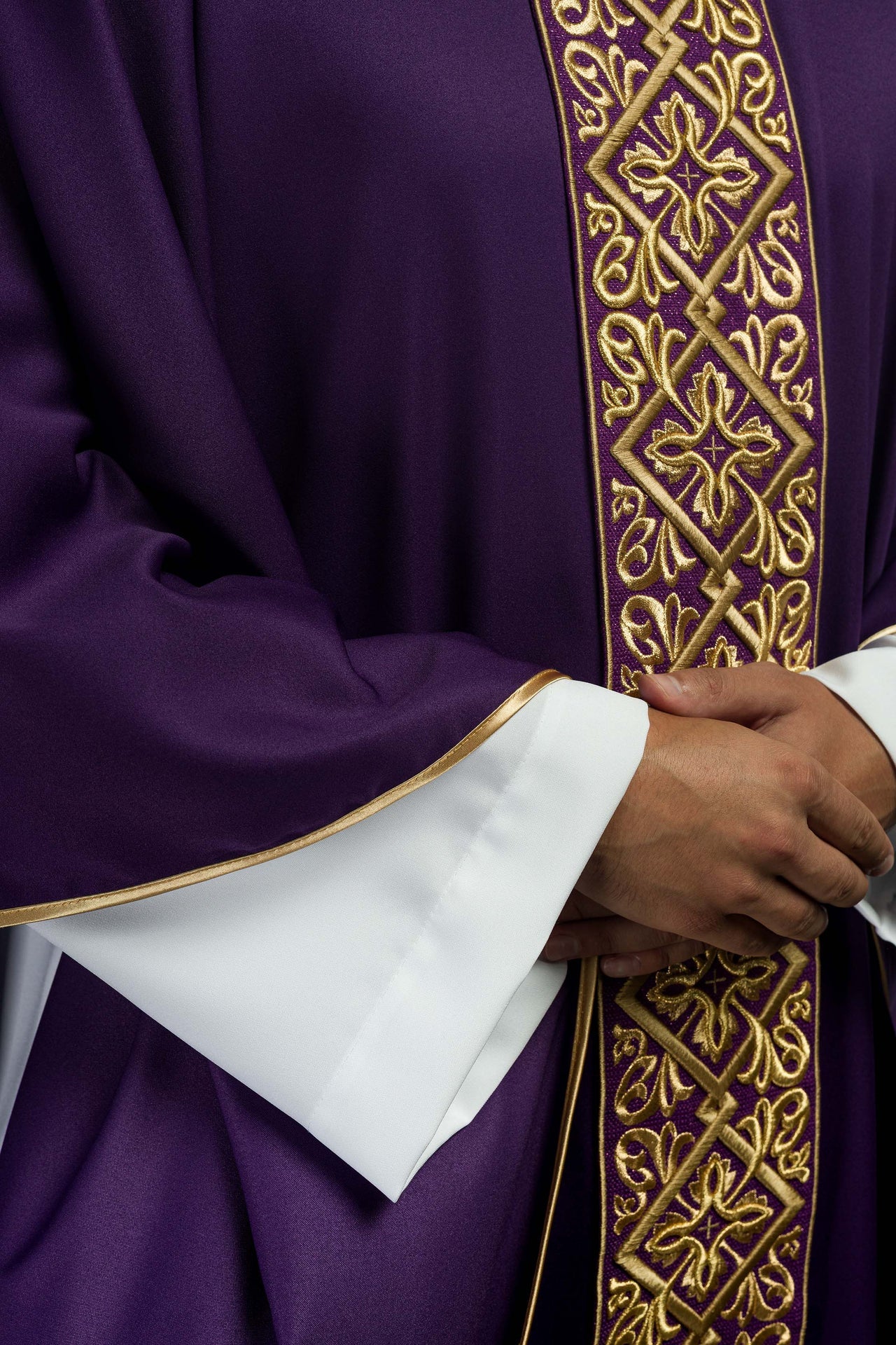 Ornat bogato haftowany motyw florystyczny z krzyżami Fioletowy - ORNATY.PL