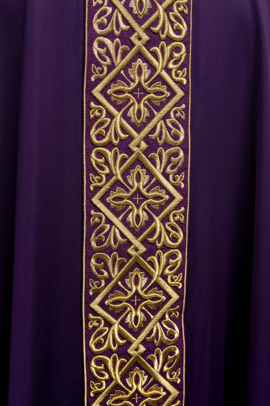 Ornat bogato haftowany motyw florystyczny z krzyżami Fioletowy - ORNATY.PL