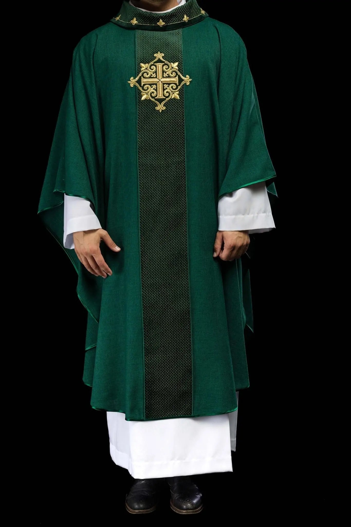 Casulla bordada en terciopelo con el símbolo de la Cruz Verde
