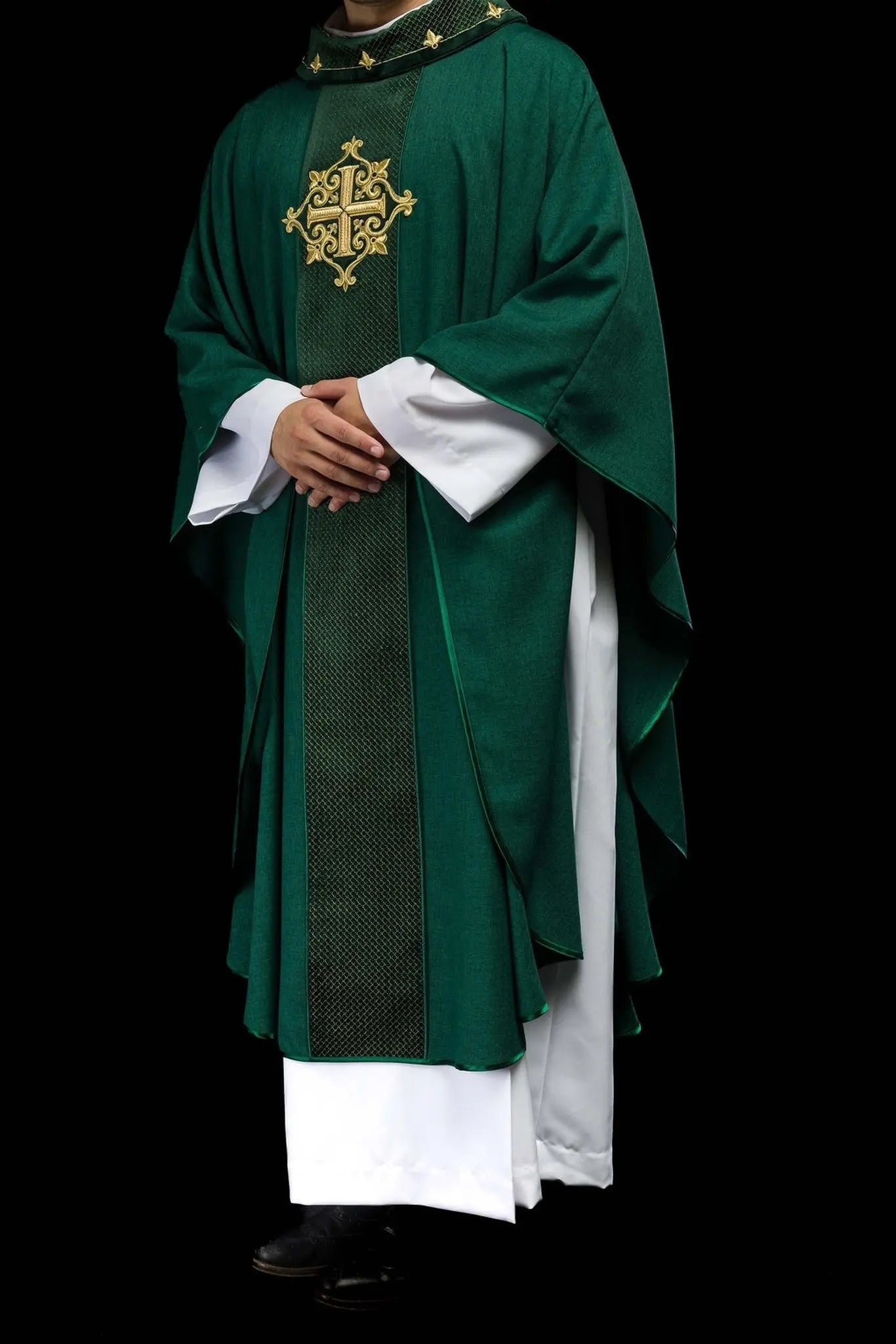 Casulla bordada en terciopelo con el símbolo de la Cruz Verde