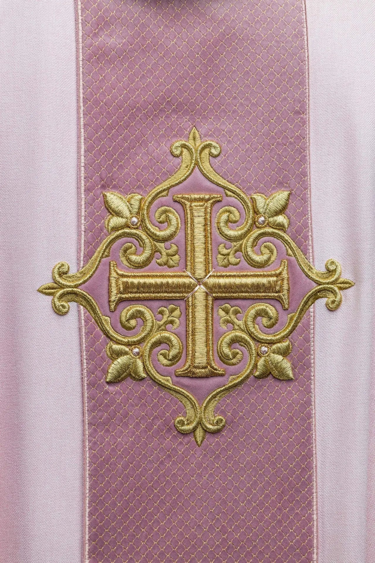 Casulla bordada en terciopelo con el símbolo Cruz Rosa