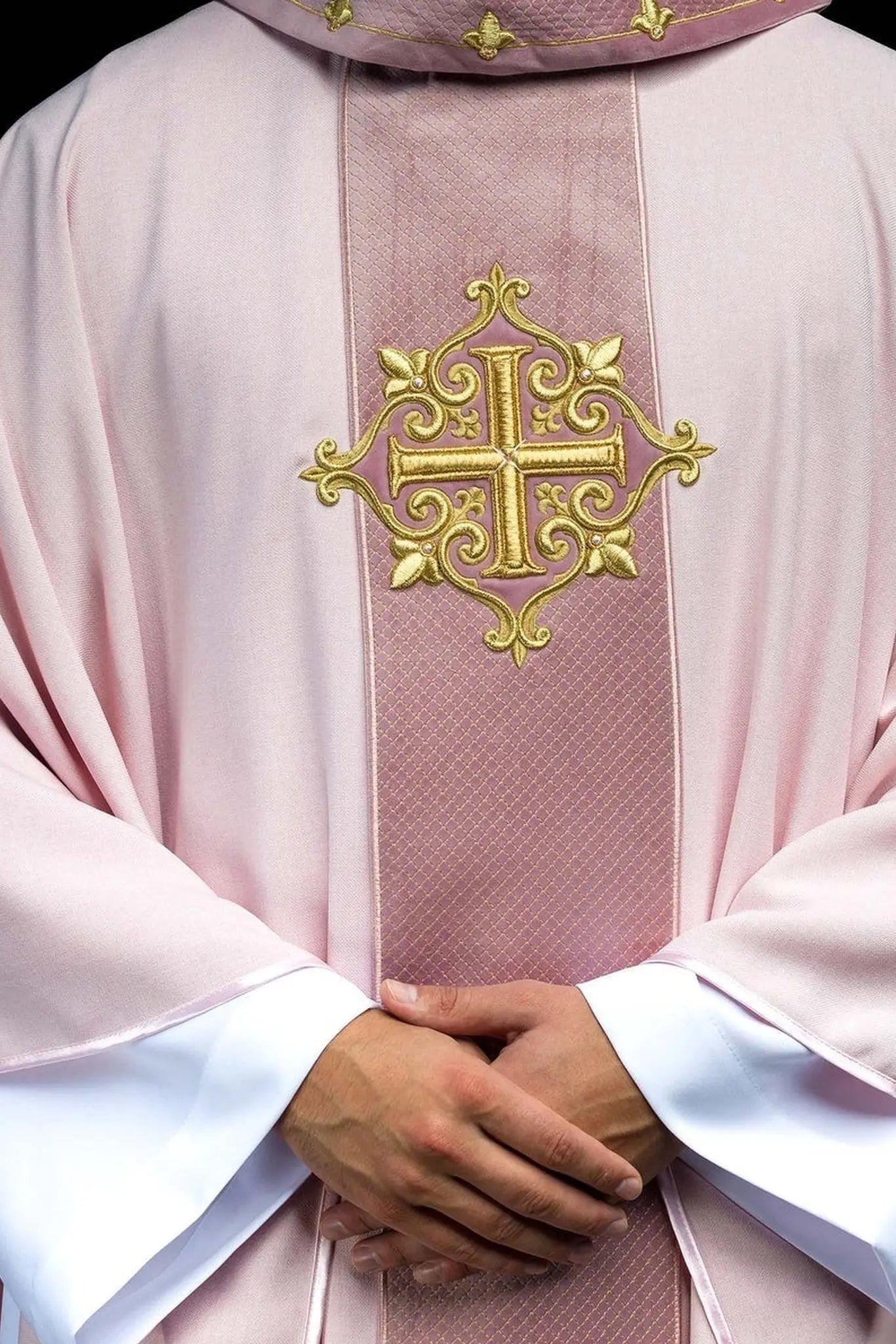Casulla bordada en terciopelo con el símbolo Cruz Rosa