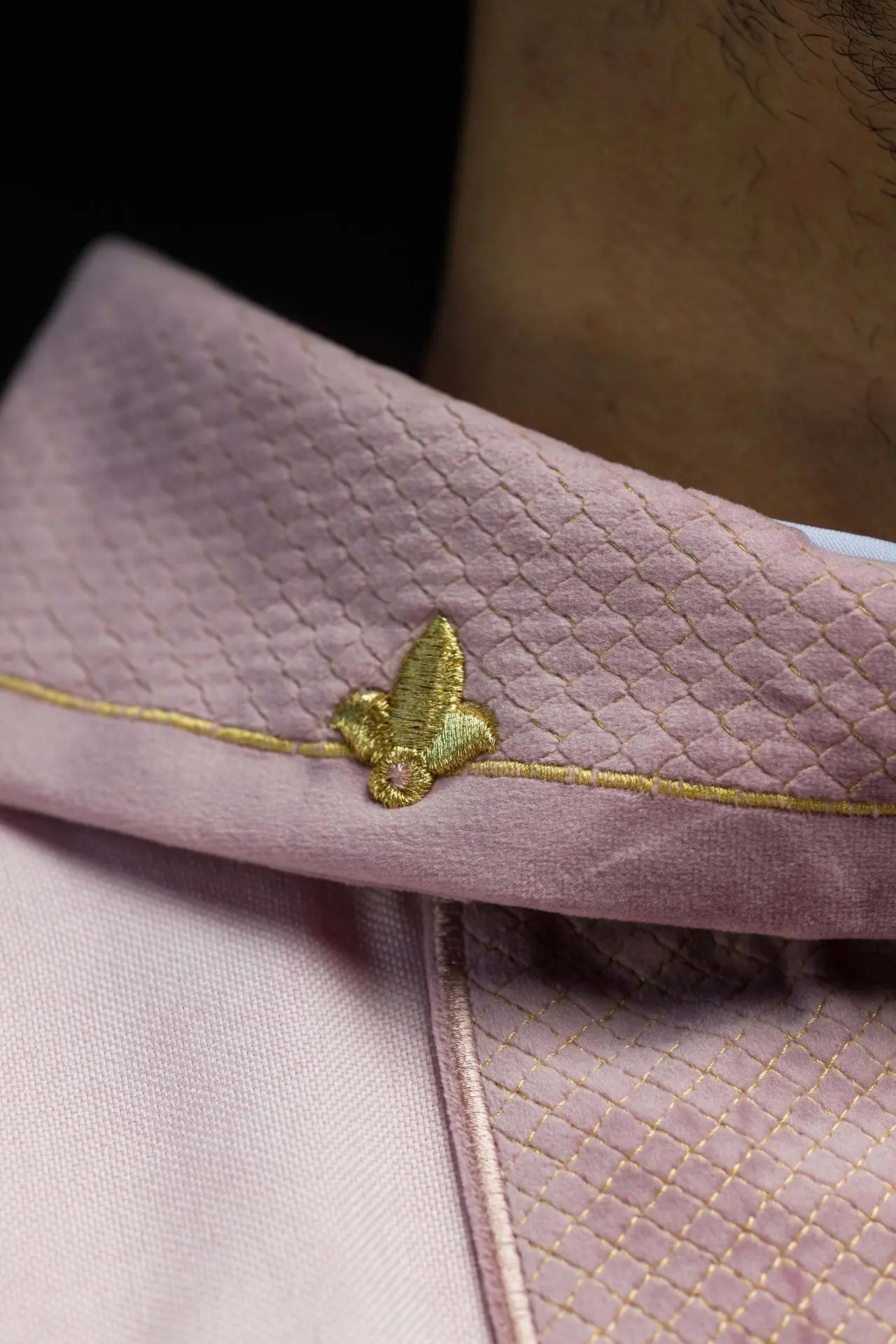Casulla bordada en terciopelo con el símbolo Cruz Rosa