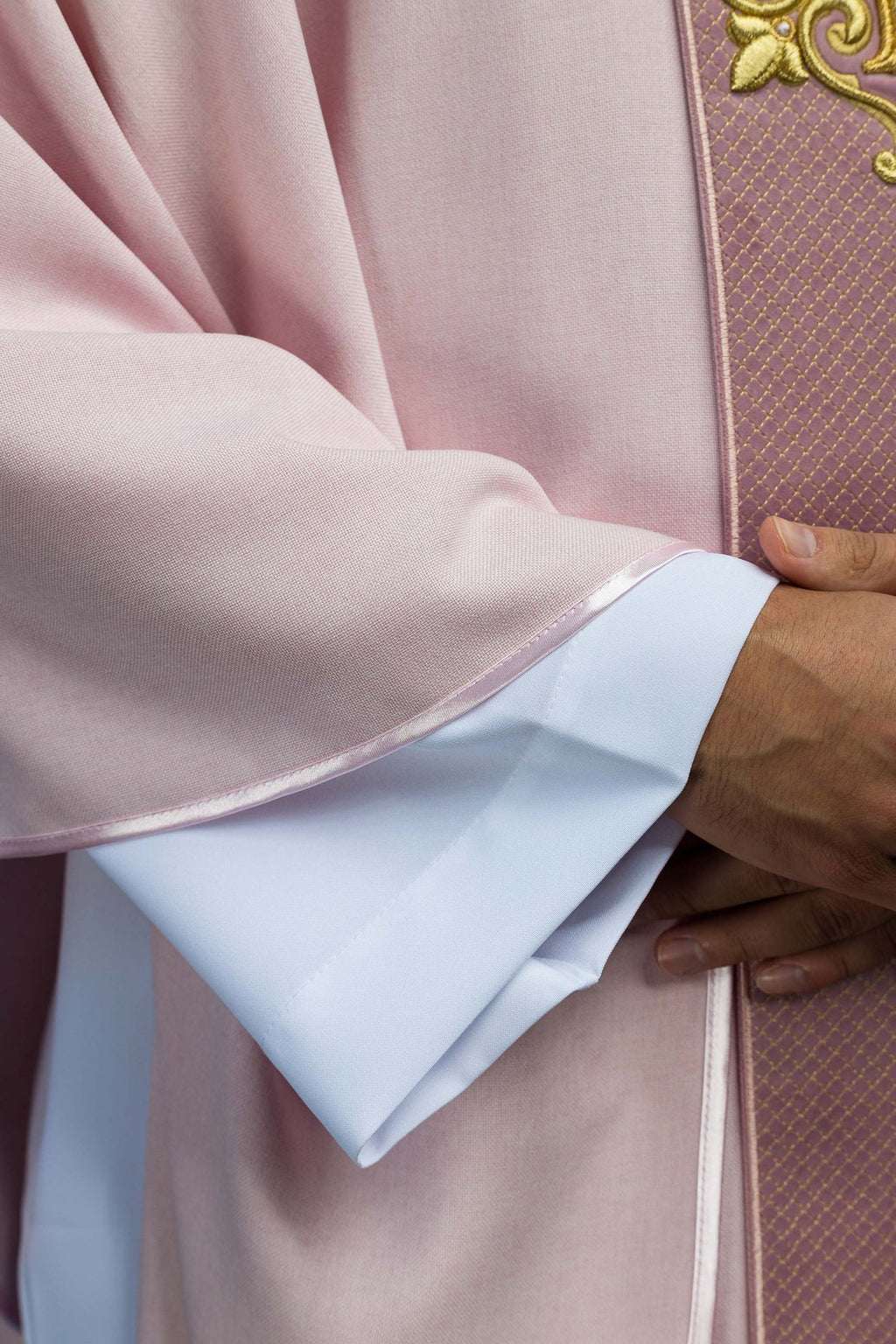 Casulla bordada en terciopelo con el símbolo Cruz Rosa