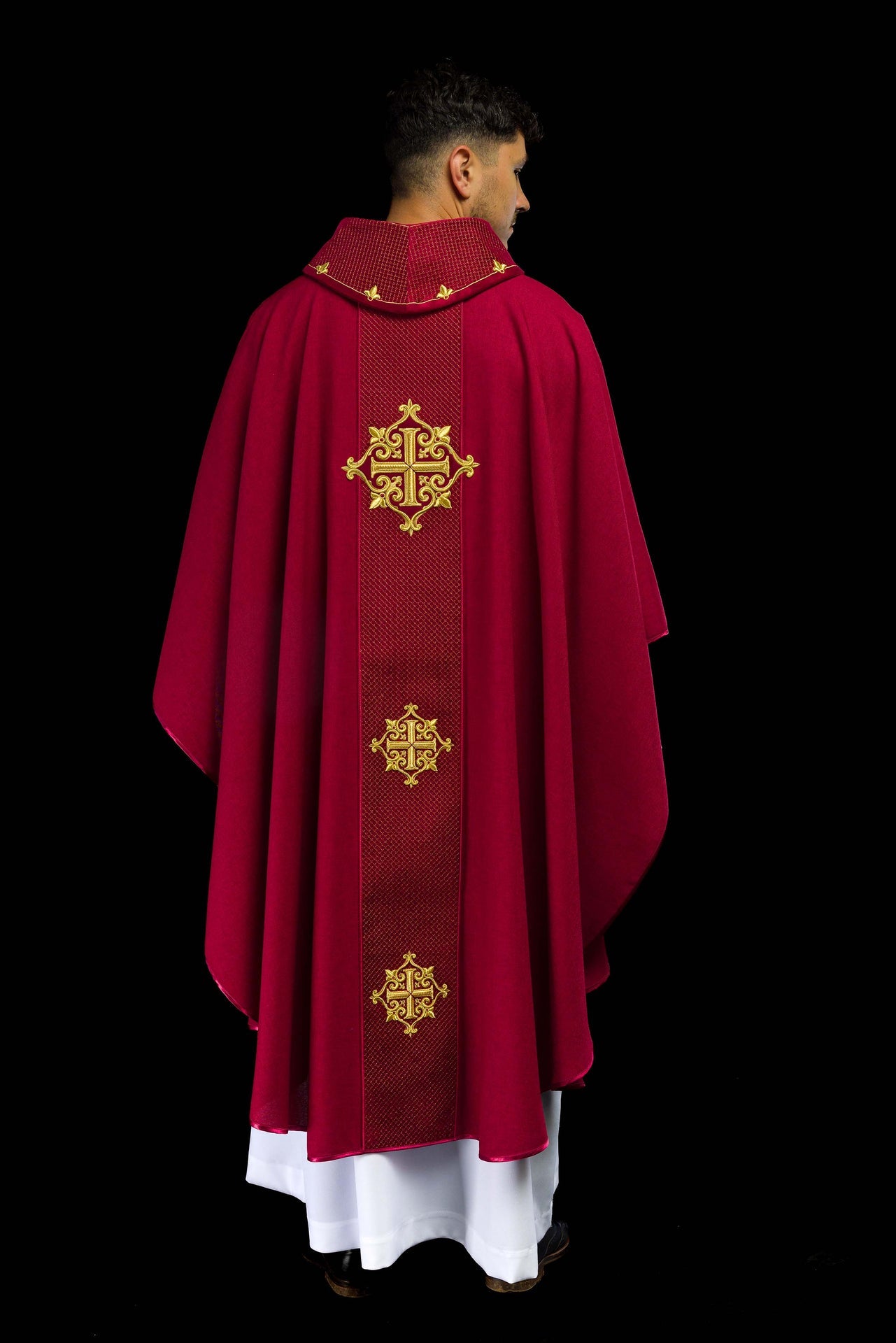 Ornat z aksamitnym czerwonym pasem i haftem krzyży - ORNATY.PL