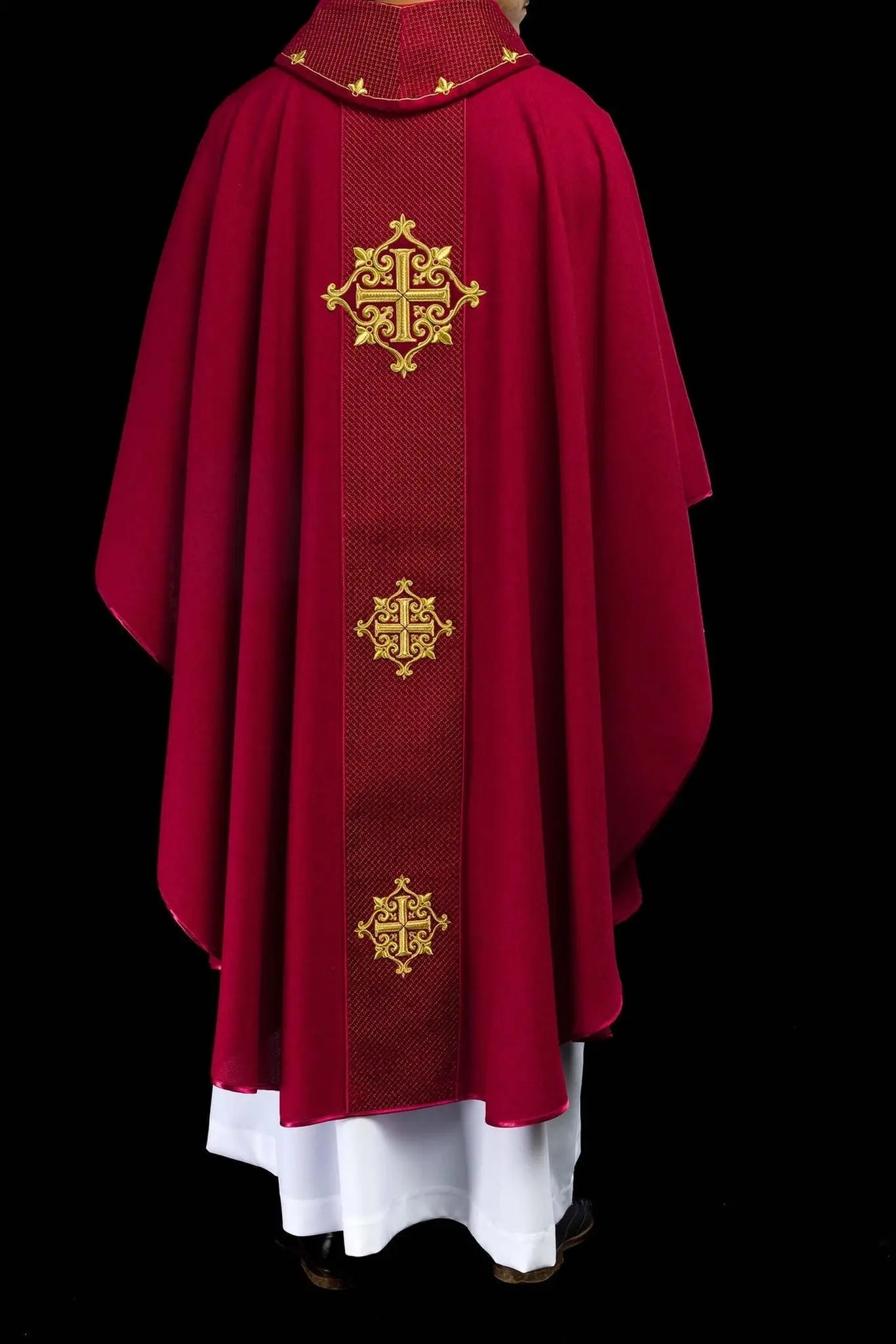 Casulla con cinturón de terciopelo rojo y bordado de cruz