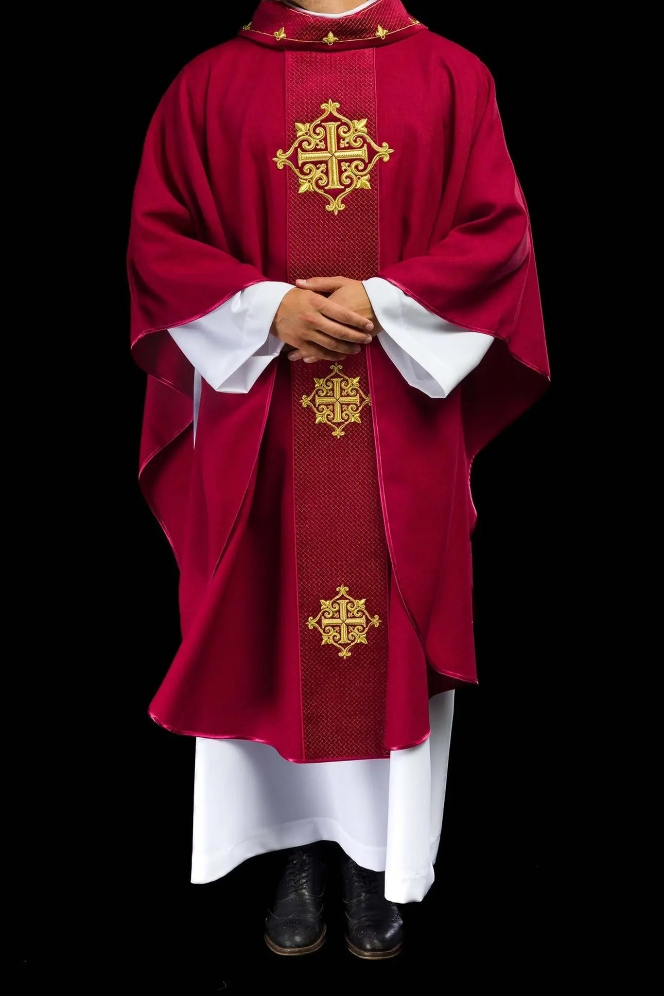 Casulla con cinturón de terciopelo rojo y bordado de cruz