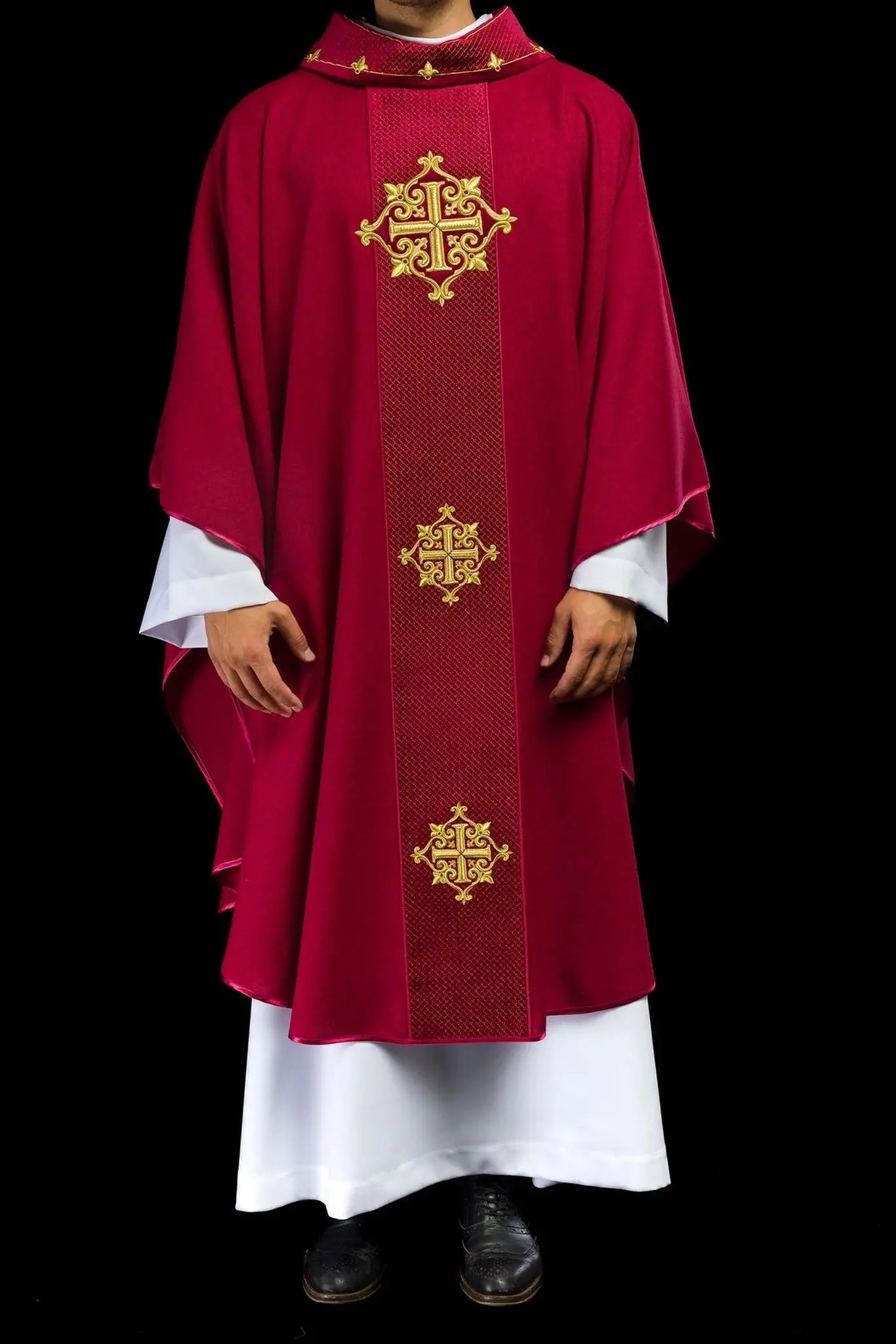 Casulla con cinturón de terciopelo rojo y bordado de cruz