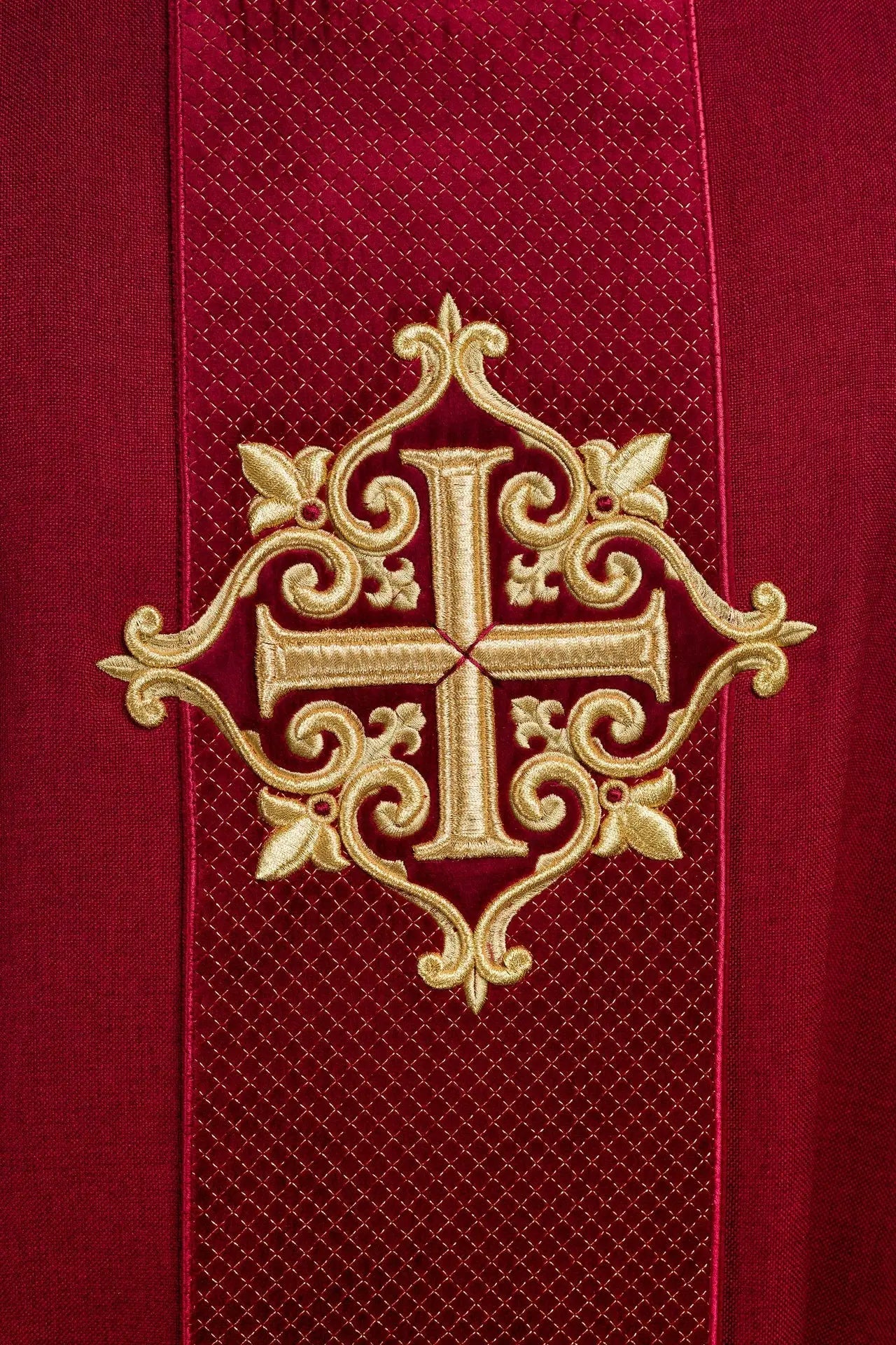 Casulla con cinturón de terciopelo rojo y bordado de cruz