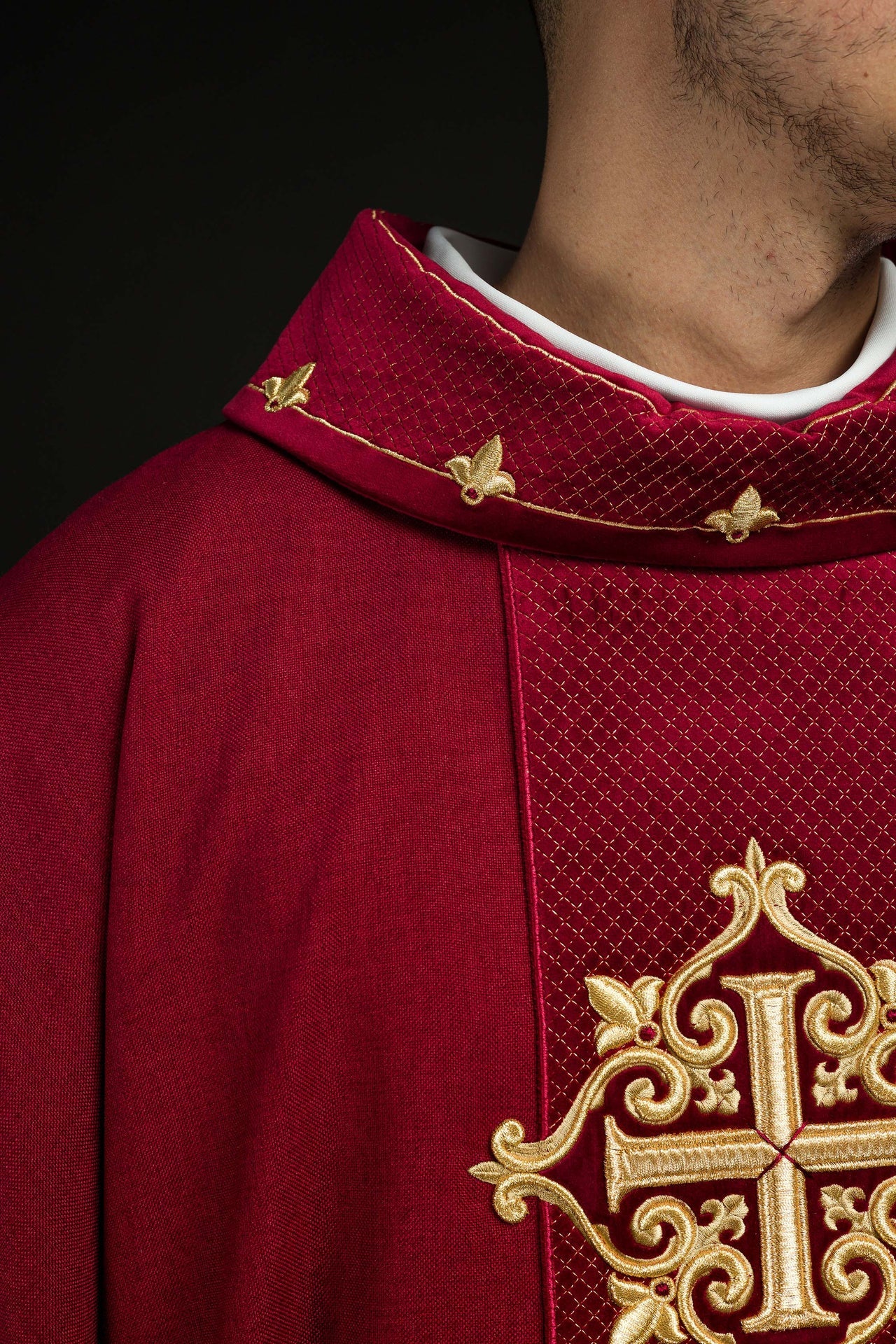 Ornat z aksamitnym czerwonym pasem i haftem krzyży - ORNATY.PL