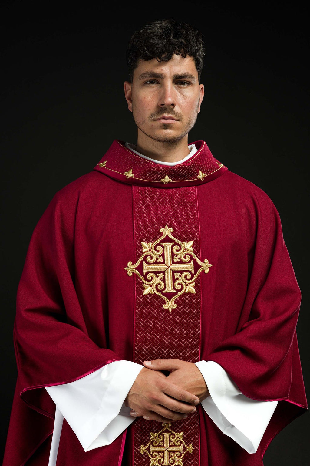 Ornat z aksamitnym czerwonym pasem i haftem krzyży - ORNATY.PL