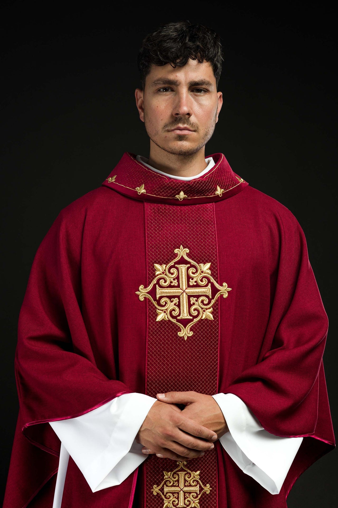 Ornat z aksamitnym czerwonym pasem i haftem krzyży - ORNATY.PL