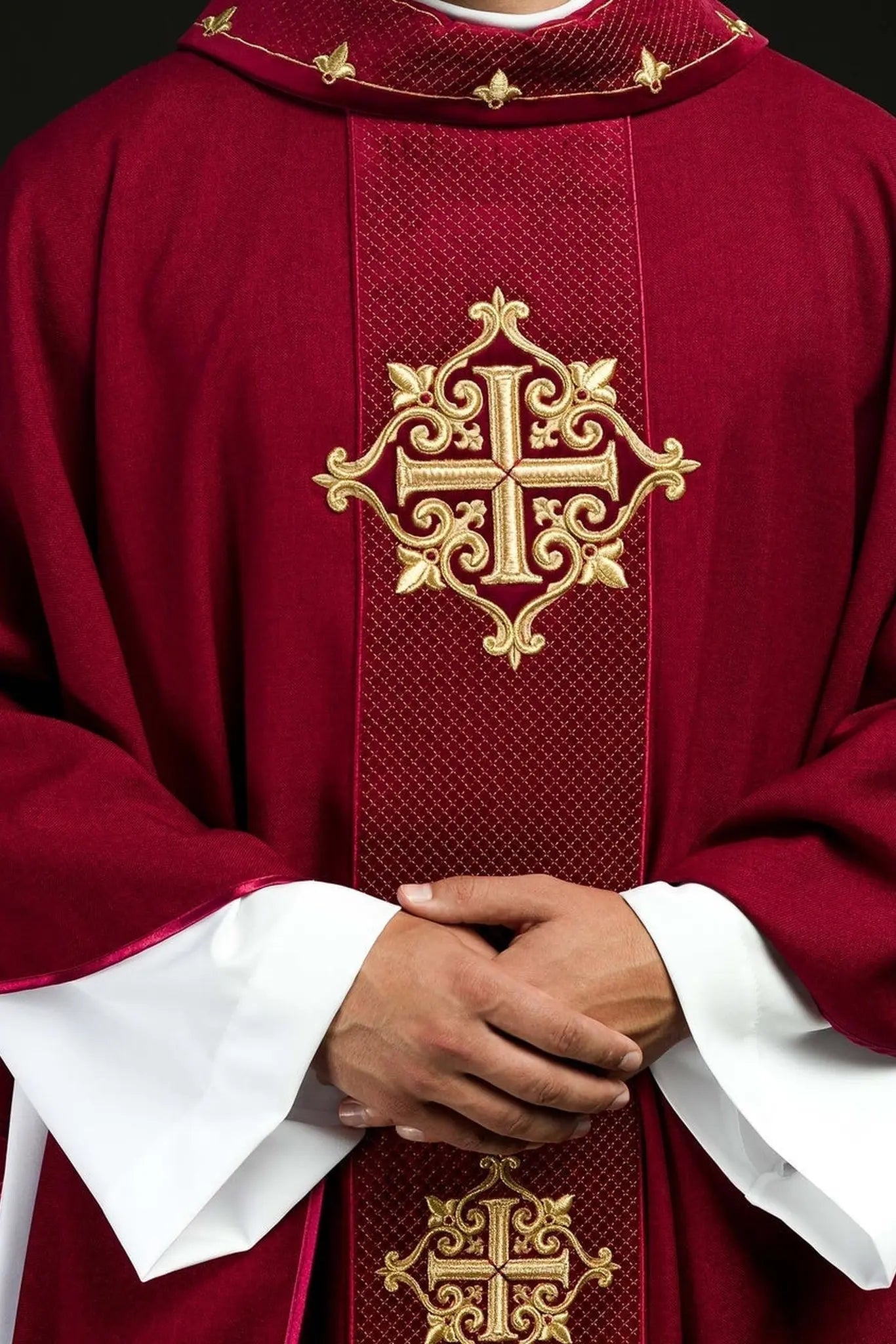 Casulla con cinturón de terciopelo rojo y bordado de cruz