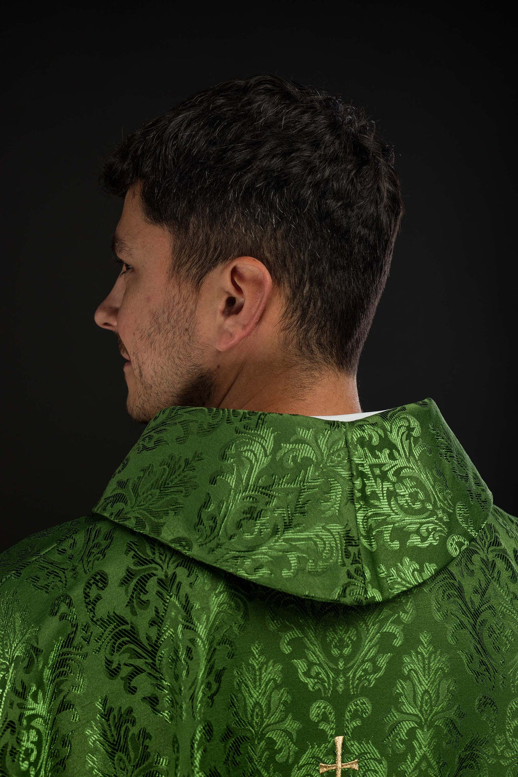 Zielony ornat z haftowanym motywem IHS na ozdobnej tkaninie - ORNATY.PL