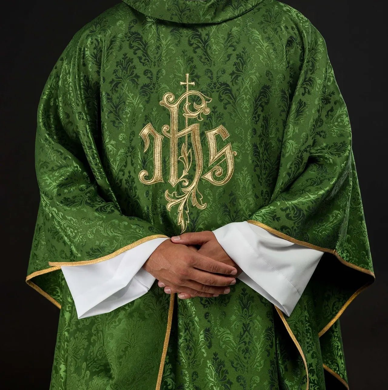 Casulla verde con motivo bordado IHS en tela decorativa