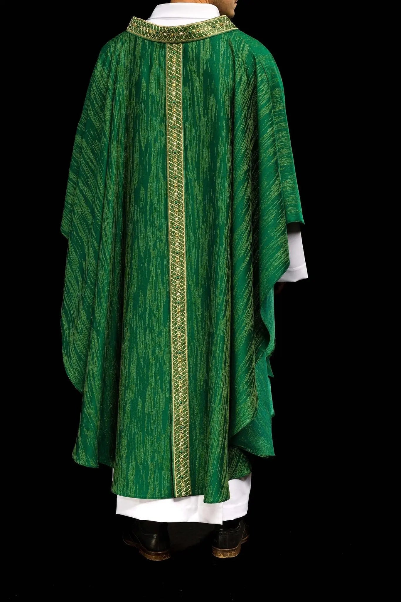 Casulla verde con cinturón y cuello bordados