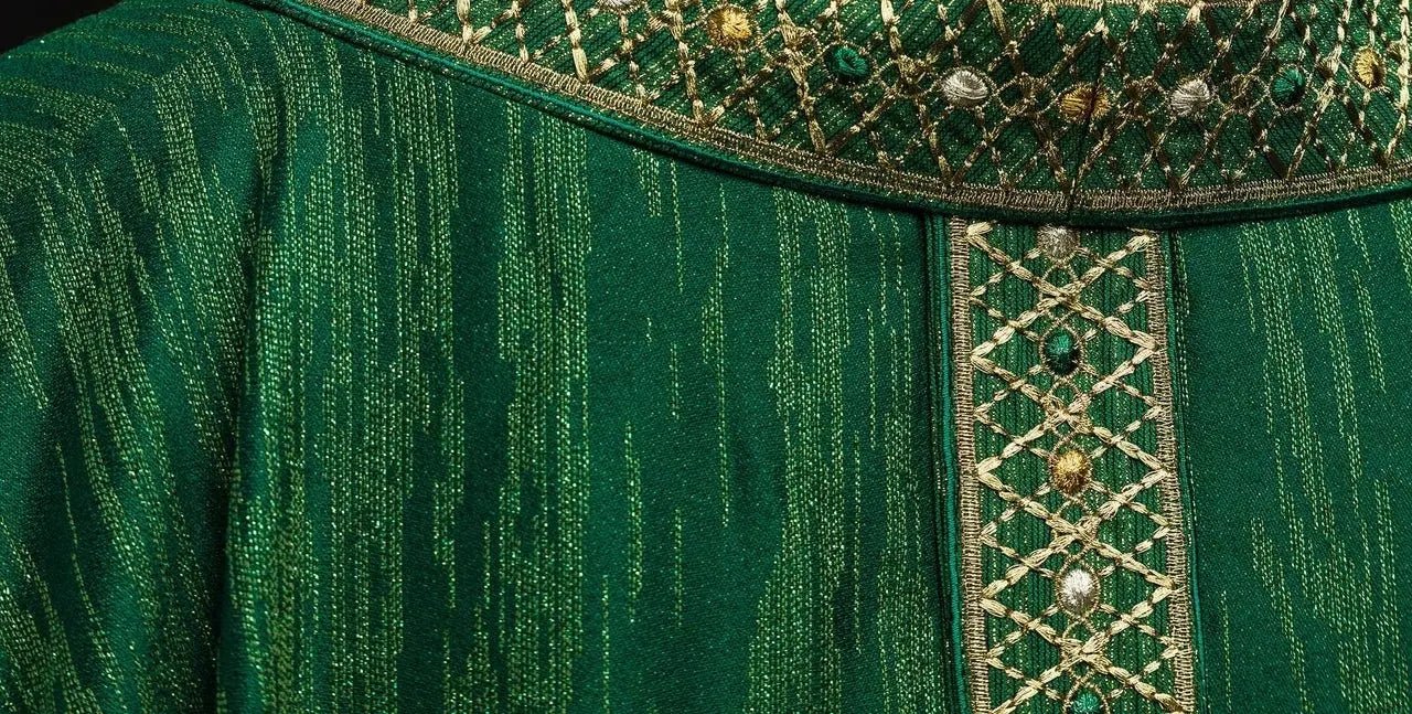 Casulla verde con cinturón y cuello bordados