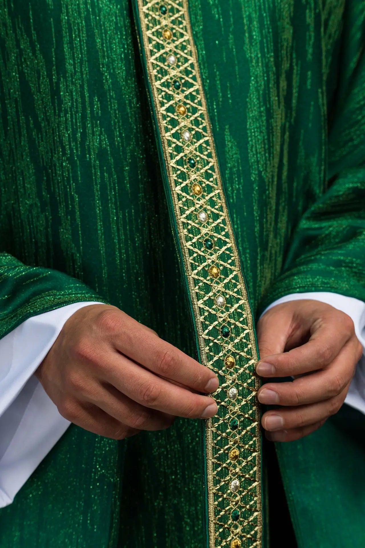 Casulla verde con cinturón y cuello bordados
