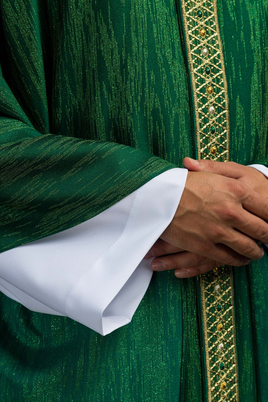 Casulla verde con cinturón y cuello bordados