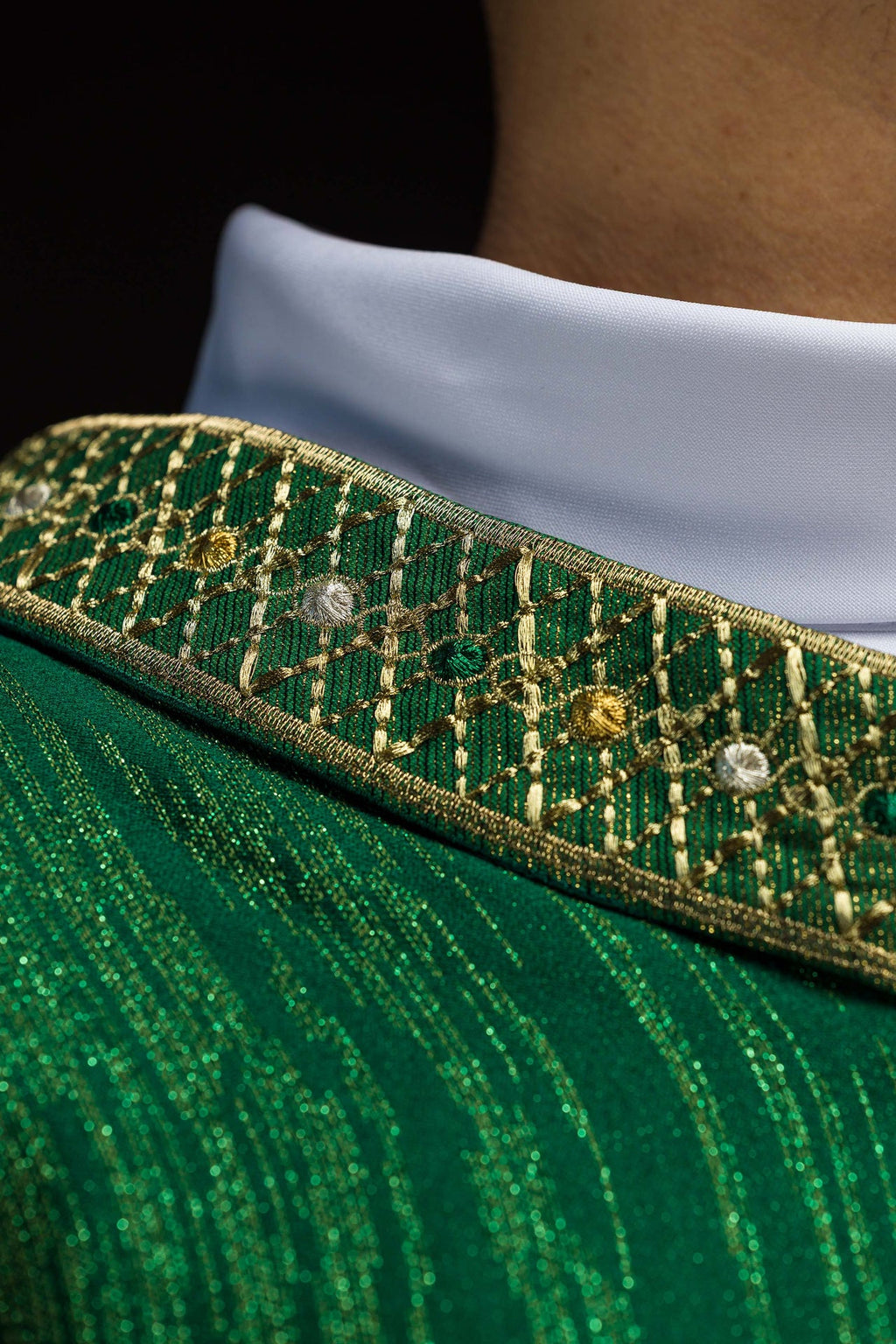 Casulla verde con cinturón y cuello bordados