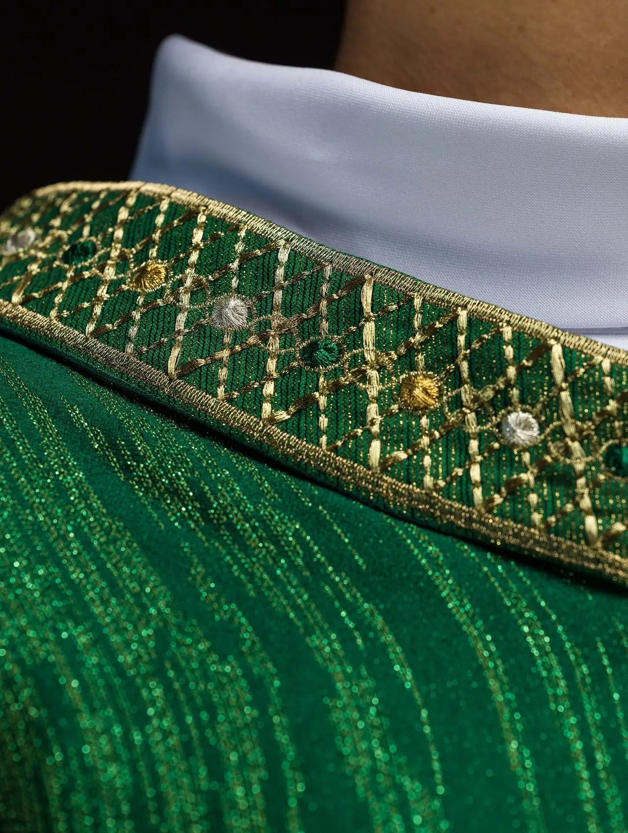 Casulla verde con cinturón y cuello bordados
