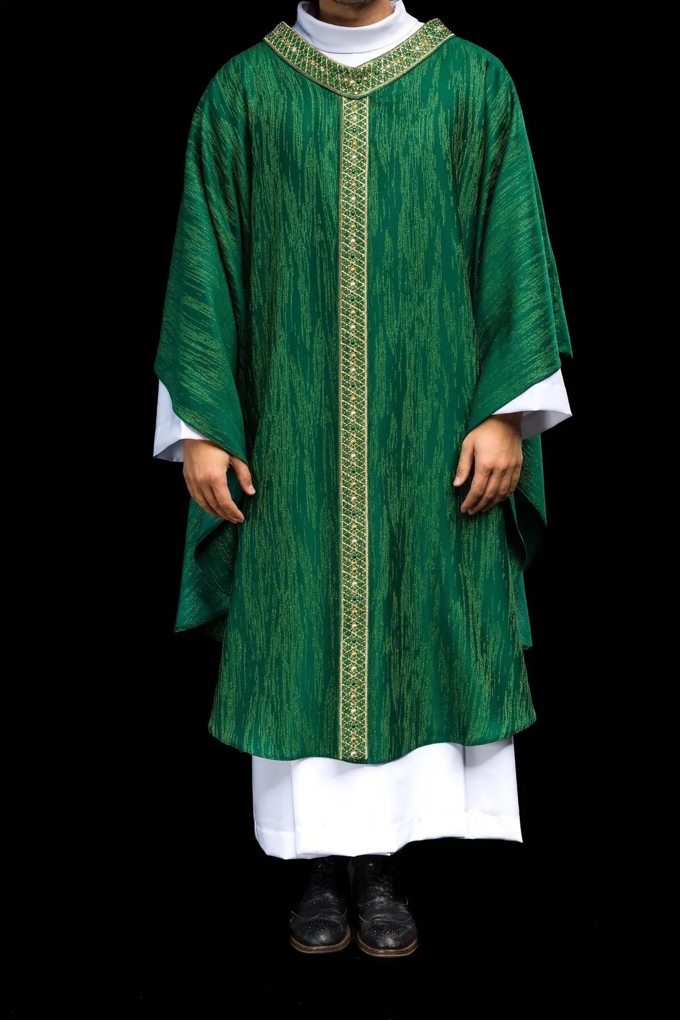 Casulla verde con cinturón y cuello bordados