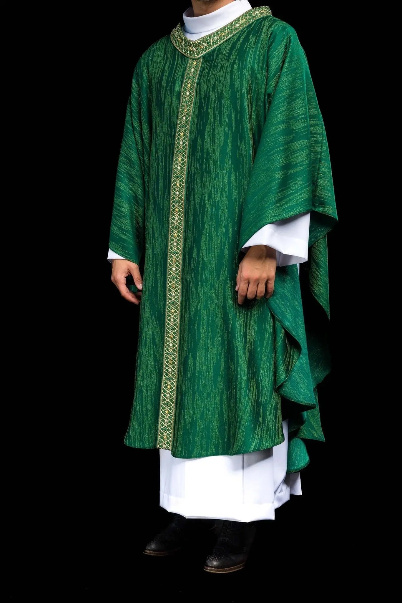 Casulla verde con cinturón y cuello bordados