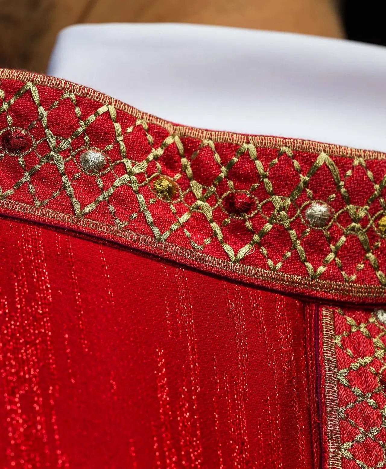 Casulla roja con cinturón y cuello bordados