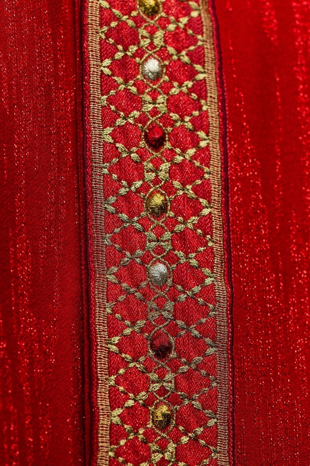 Casulla roja con cinturón y cuello bordados