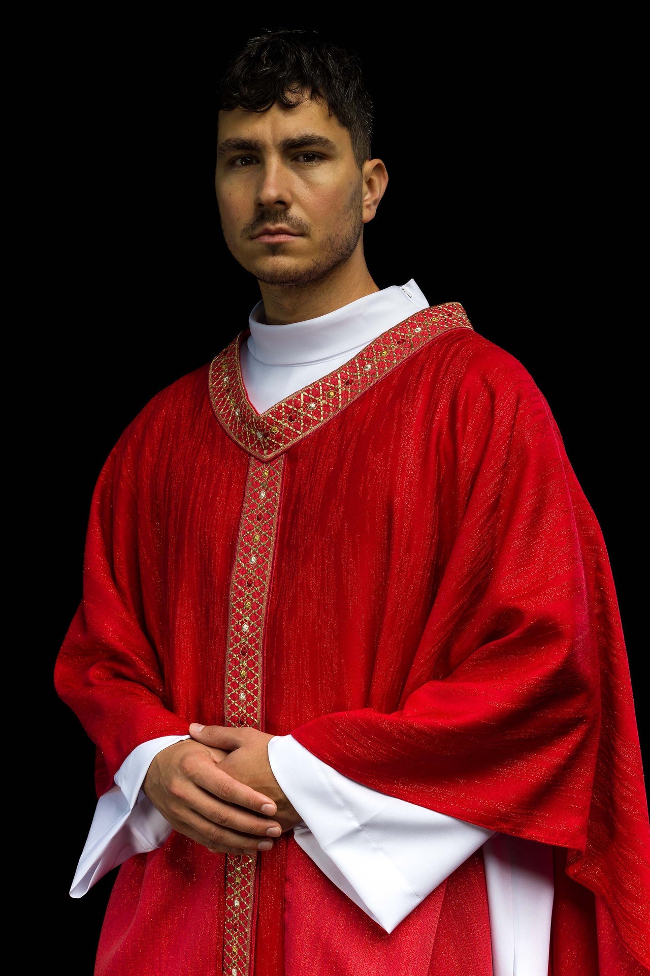 Casulla roja con cinturón y cuello bordados