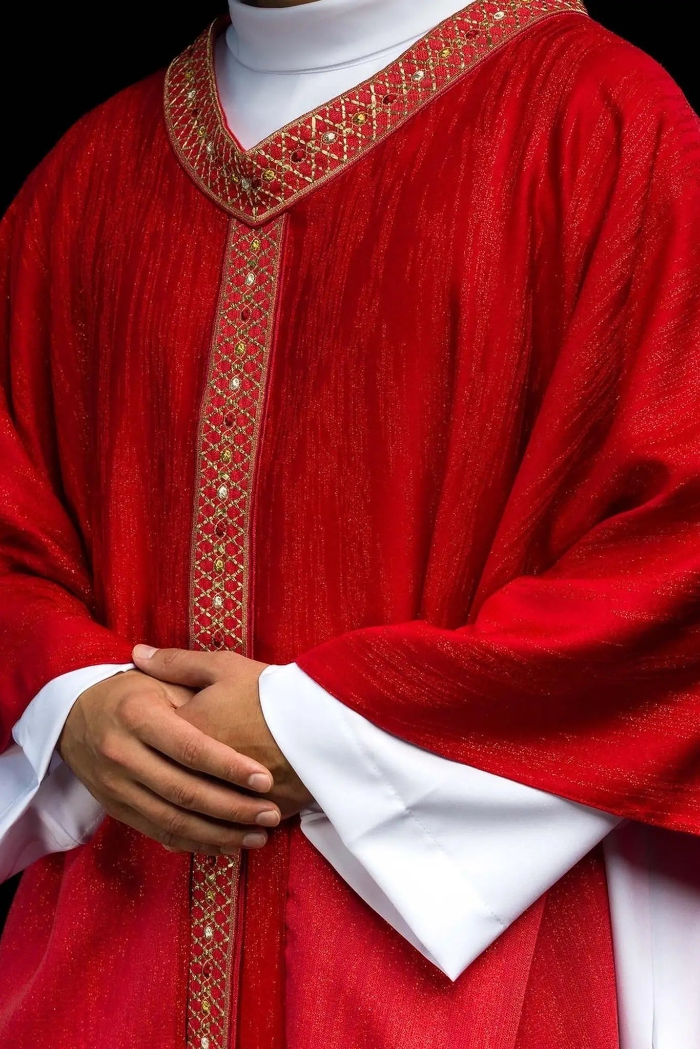 Casulla roja con cinturón y cuello bordados
